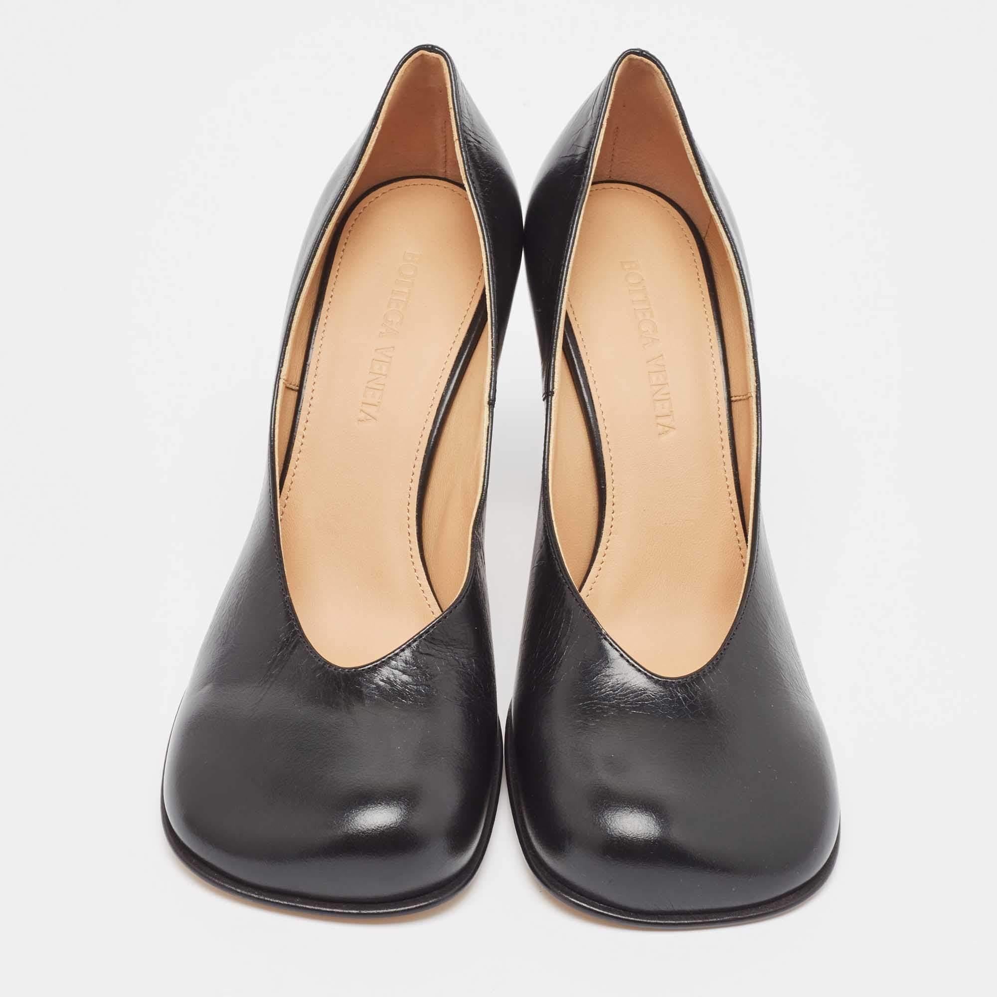 Exuding femininity and elegance, these pumps feature a chic silhouette with an attractive design. You can wear these pumps for a stylish look.


