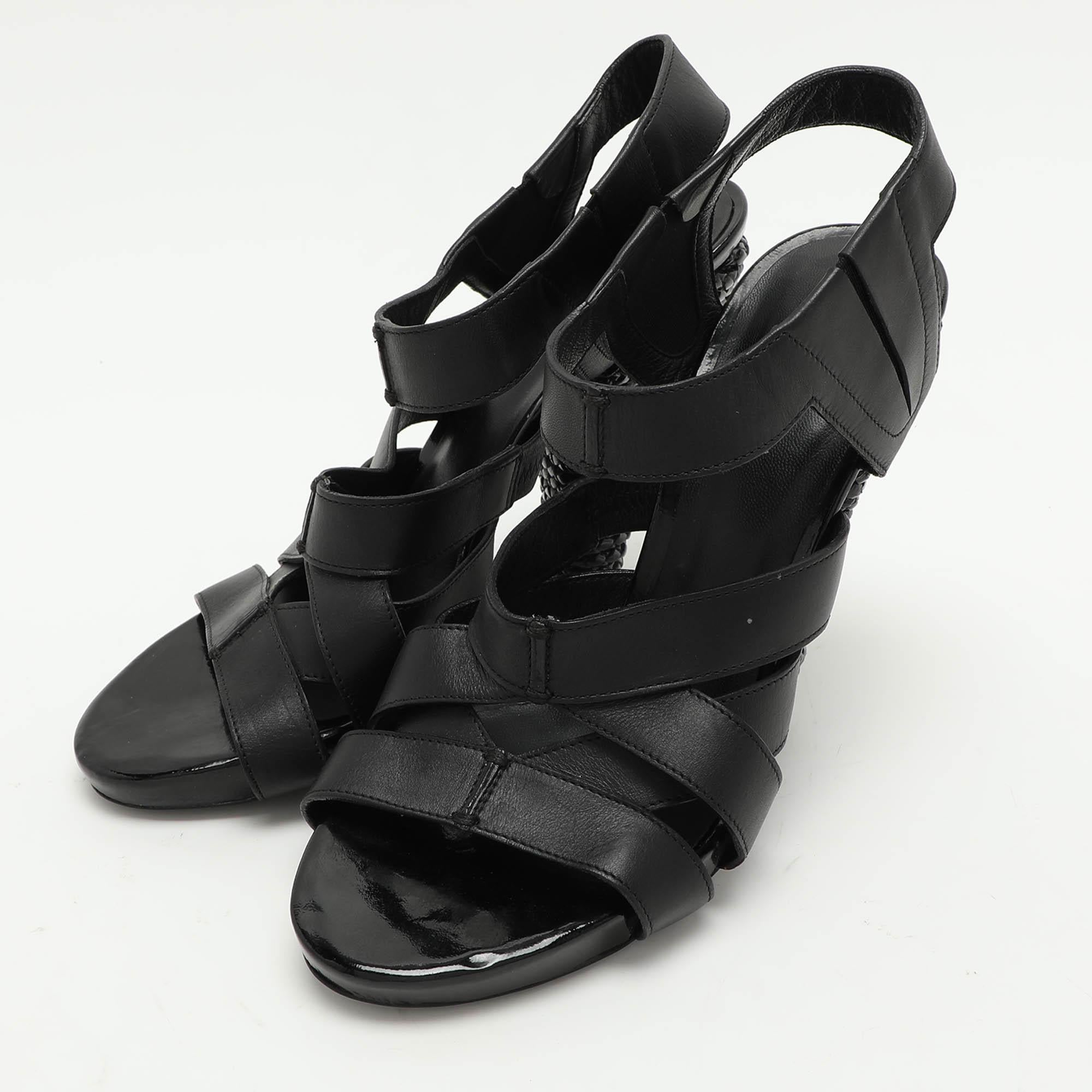 Ces sandales encadreront vos pieds de manière élégante. Fabriqué à partir de matériaux de qualité  ils affichent un design élégant et des semelles intérieures confortables.