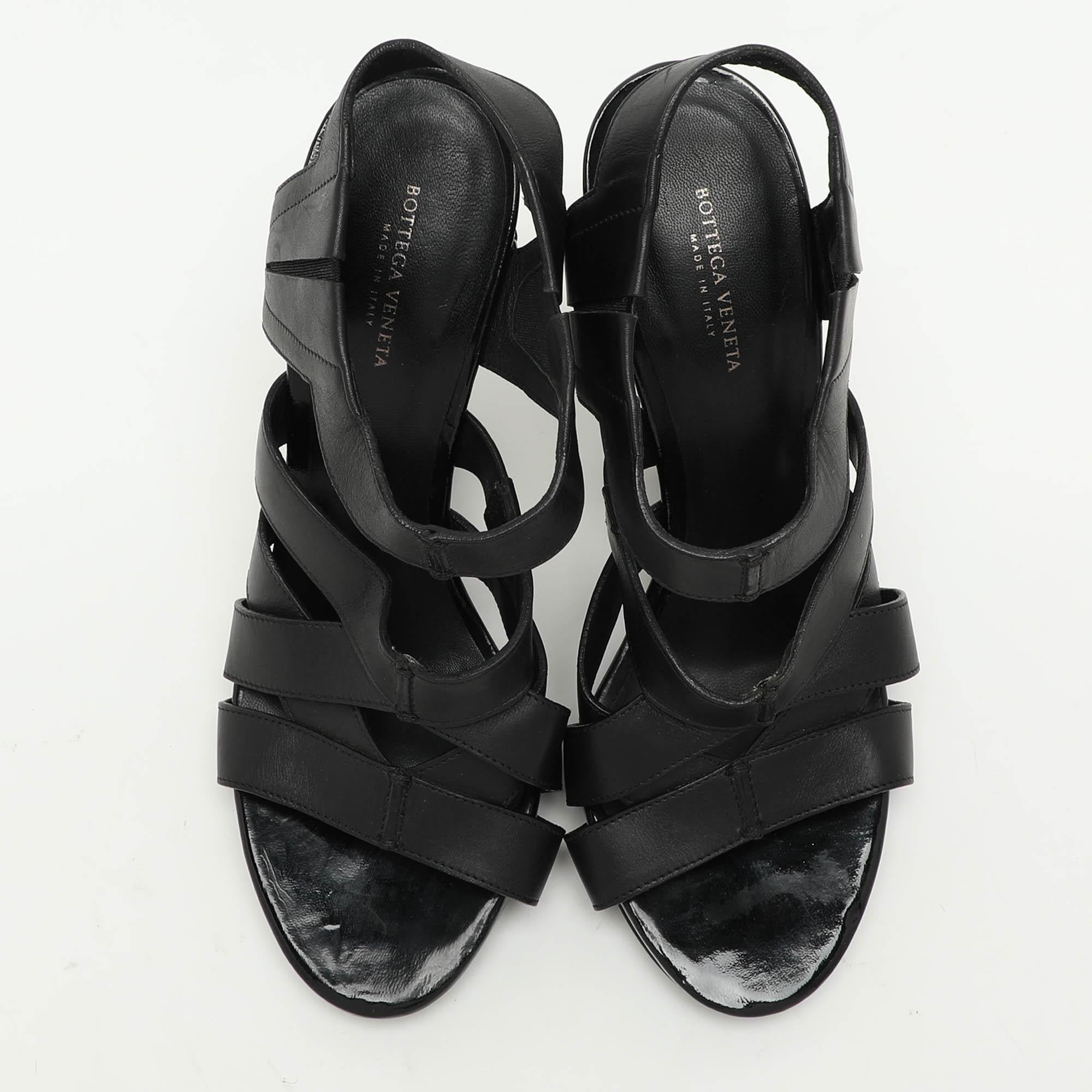 Noir Bottega Veneta Sandales à lanières en cuir noir Taille 36.5 en vente
