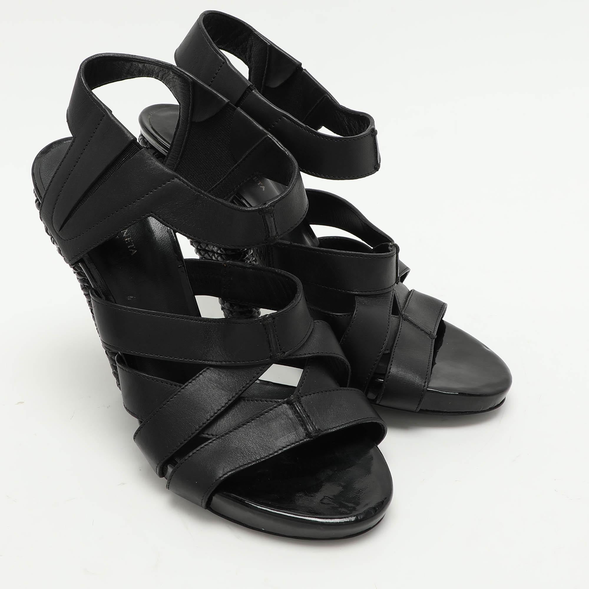 Bottega Veneta Sandales à lanières en cuir noir Taille 36.5 Bon état - En vente à Dubai, Al Qouz 2
