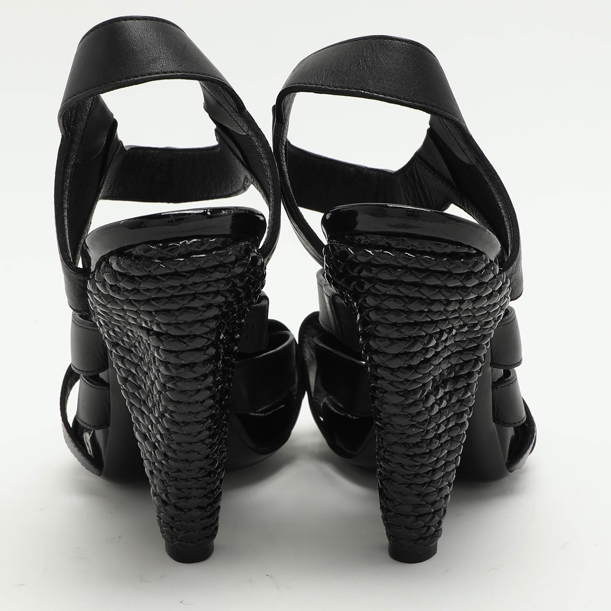 Bottega Veneta Sandales à lanières en cuir noir Taille 36.5 Pour femmes en vente
