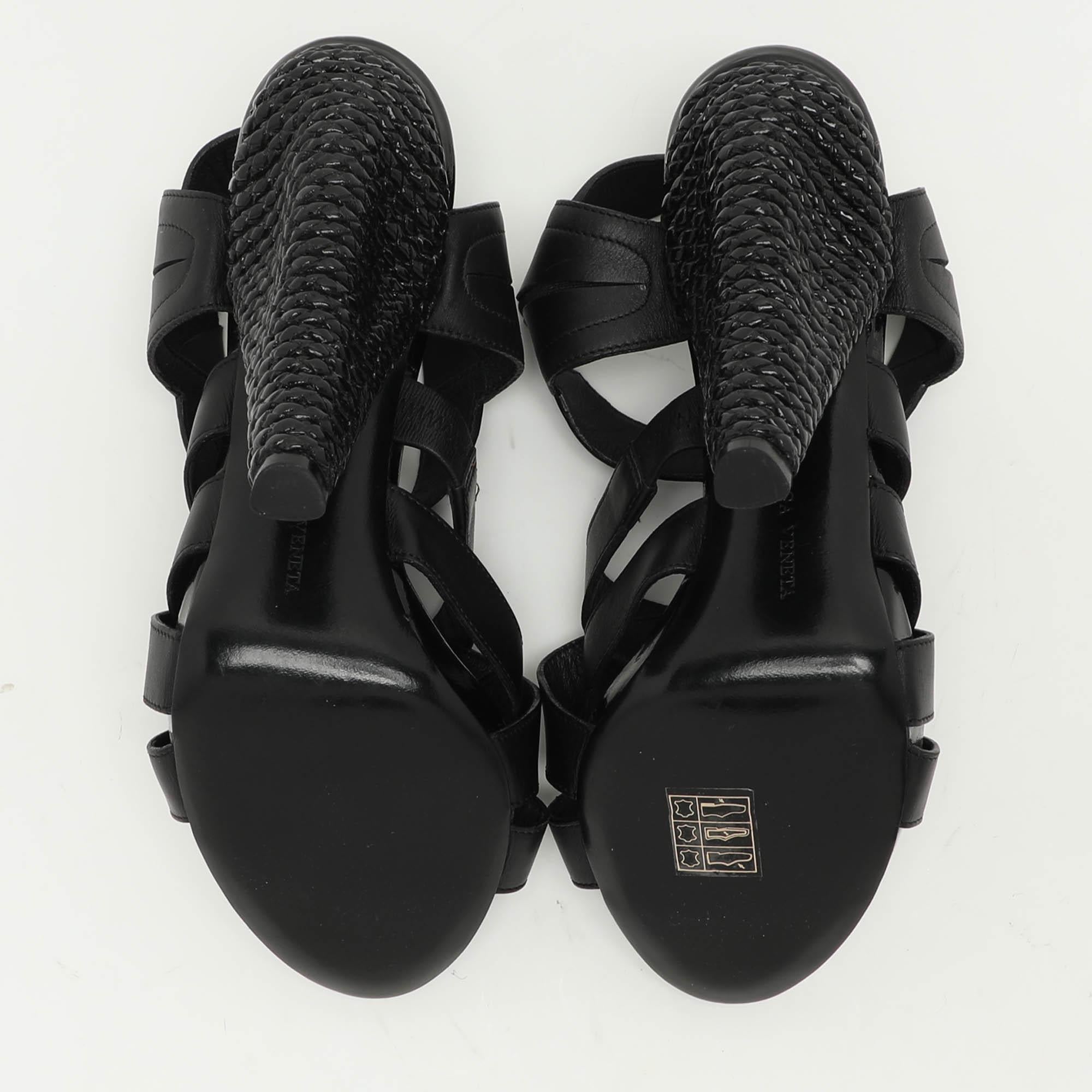 Bottega Veneta Sandales à lanières en cuir noir Taille 36.5 en vente 1