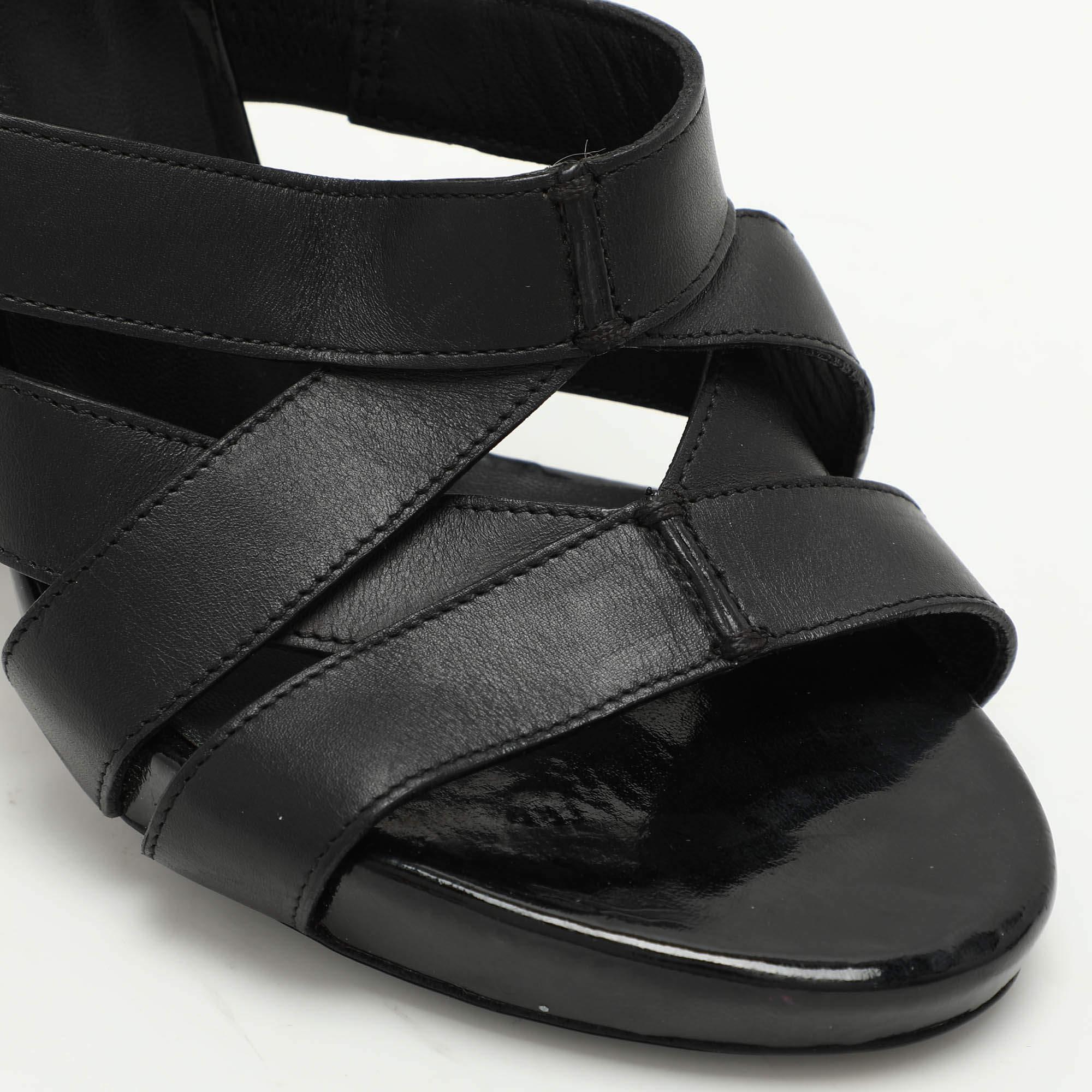 Bottega Veneta Sandales à lanières en cuir noir Taille 36.5 en vente 2