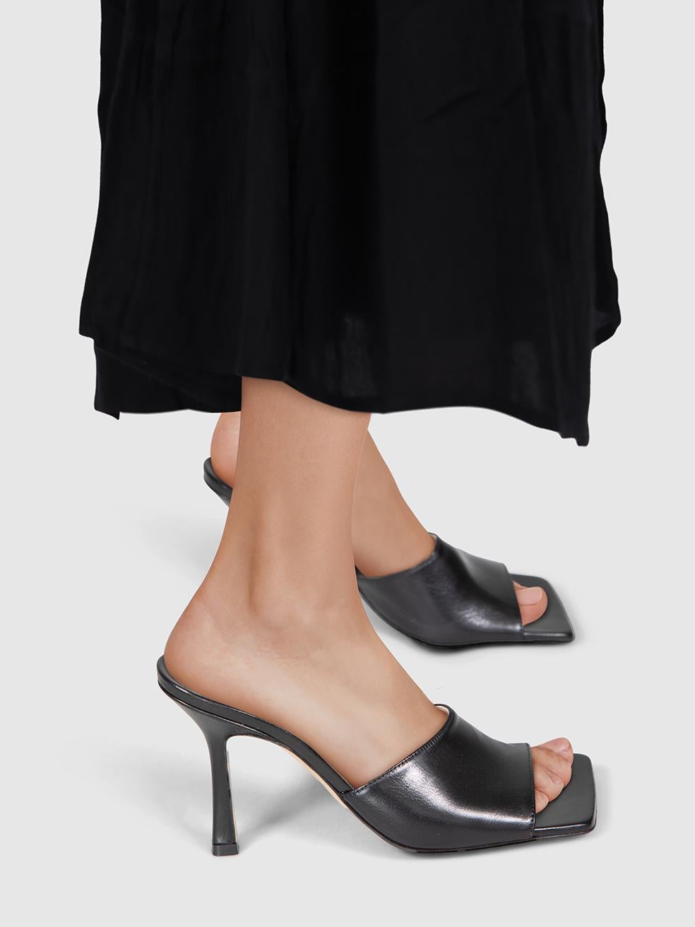 La condizione è che non è mai stato indossato. A causa della cattiva conservazione delle mules, l'usura è evidente su entrambi i tacchi, dove sono visibili degli am designs su questo nuovo articolo di rivendita firmato Bottega Veneta. Questo paio di