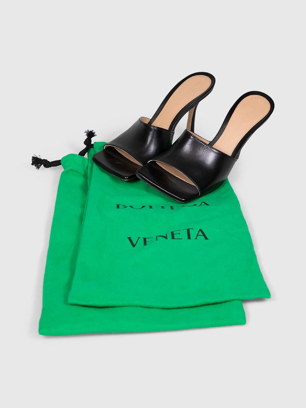 Nero Bottega Veneta Mules in pelle nera elasticizzata Taglia IT 36,5 in vendita