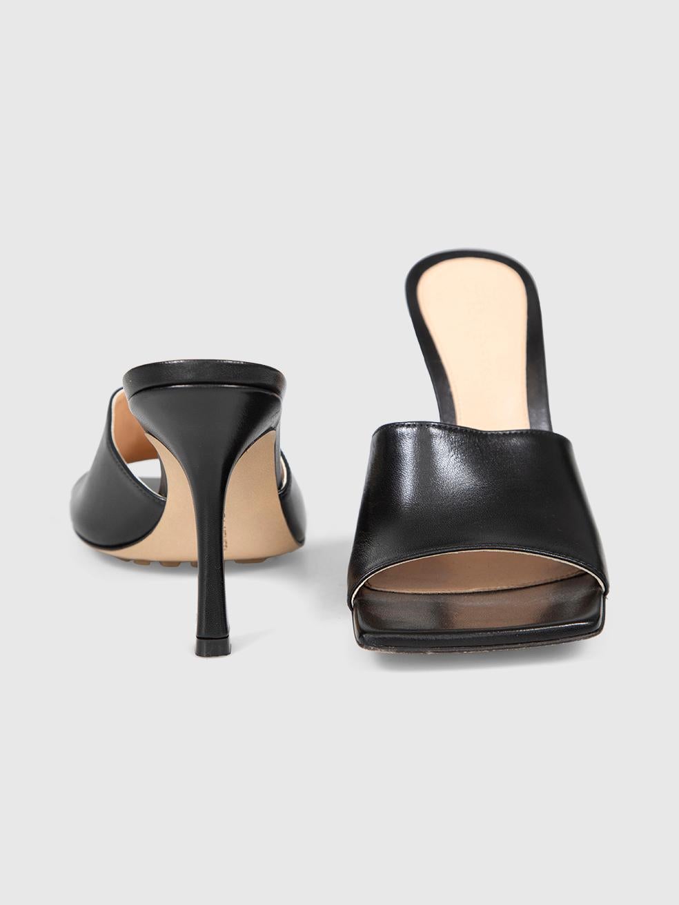 Bottega Veneta Mules in pelle nera elasticizzata Taglia IT 36,5 In condizioni Nuovo in vendita a London, GB