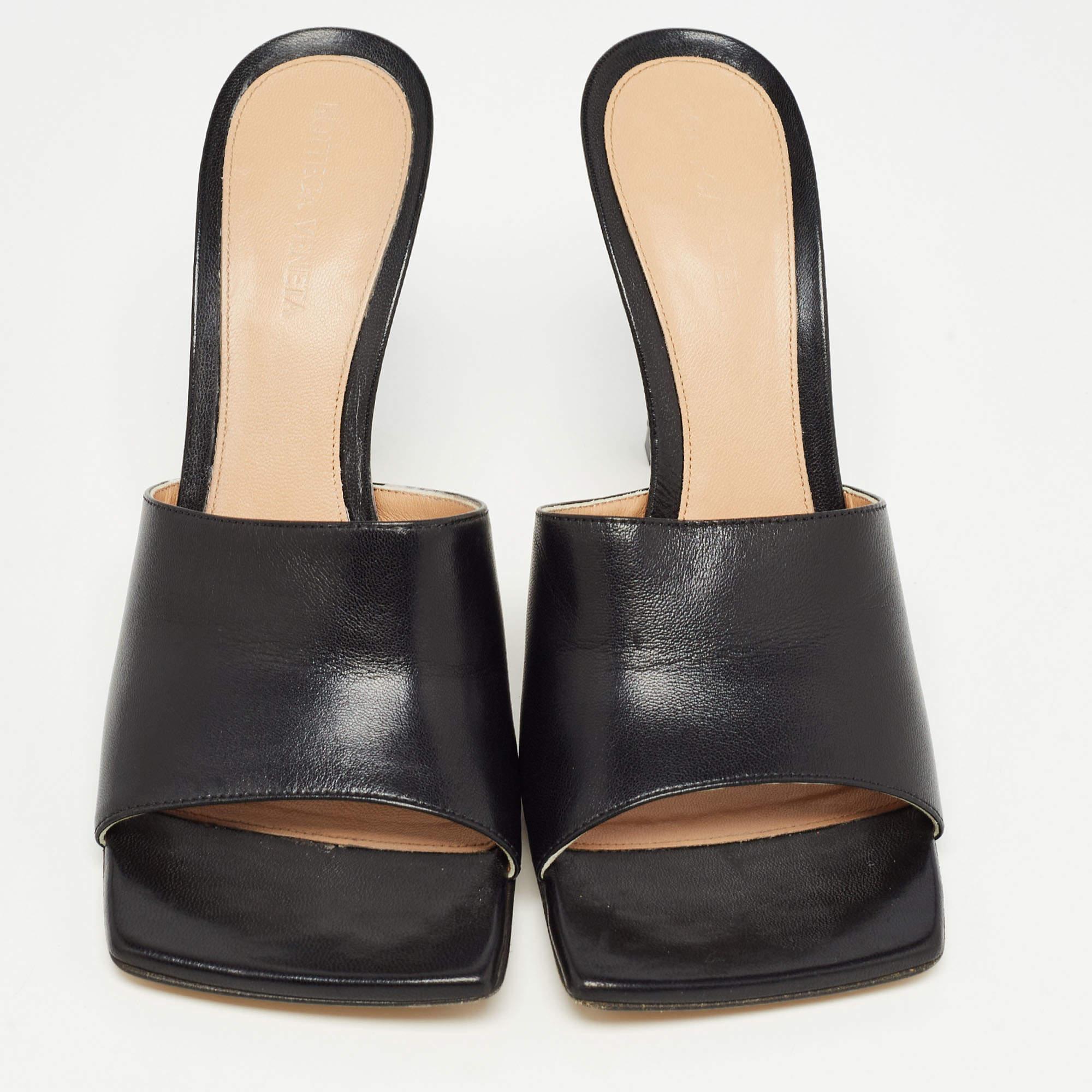 Bottega Veneta Black Leather Stretch Slide Sandals Size 39.5 In Excellent Condition For Sale In Dubai, Al Qouz 2