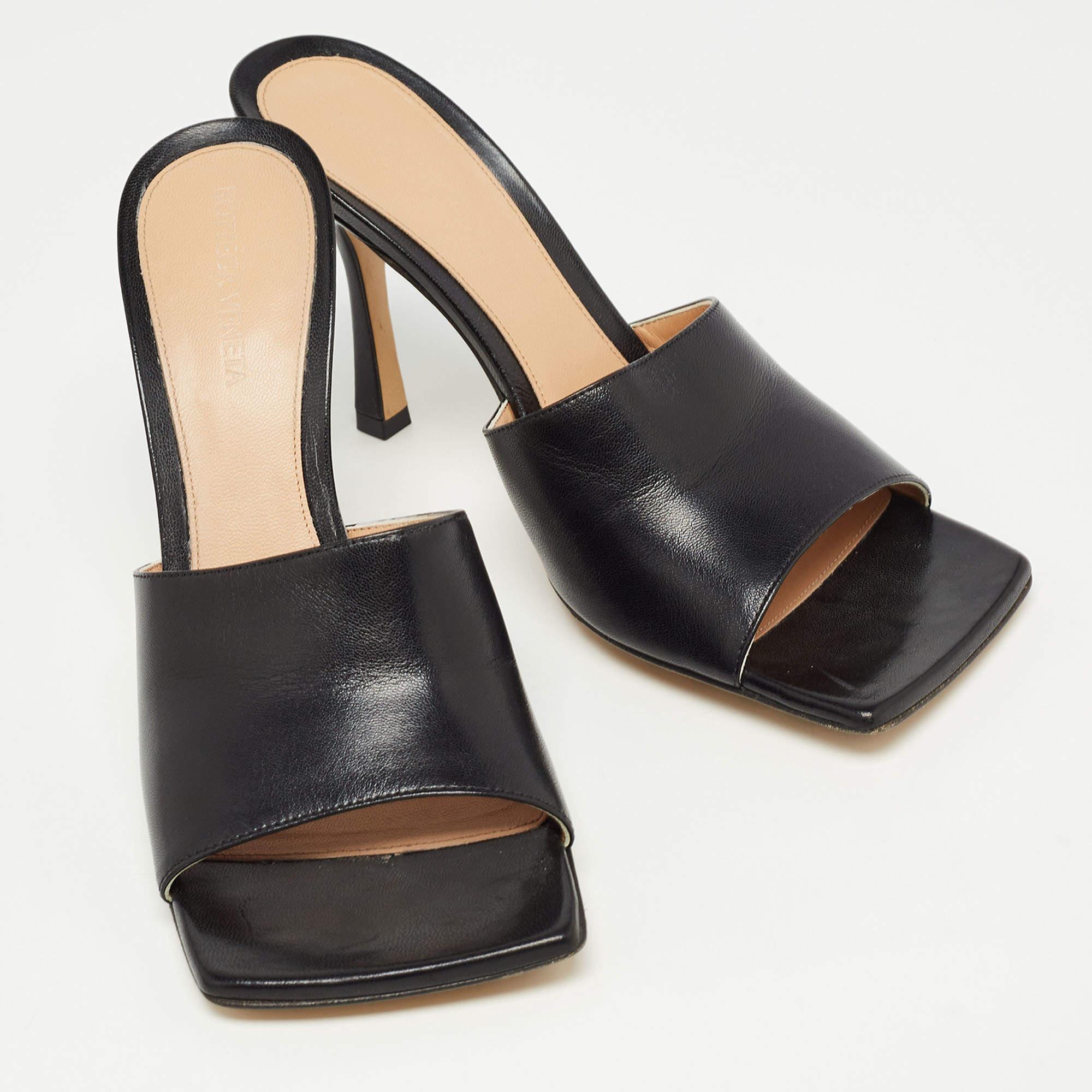 Bottega Veneta Schwarze Stretch Slide Sandalen aus Leder Größe 39,5 Damen im Angebot