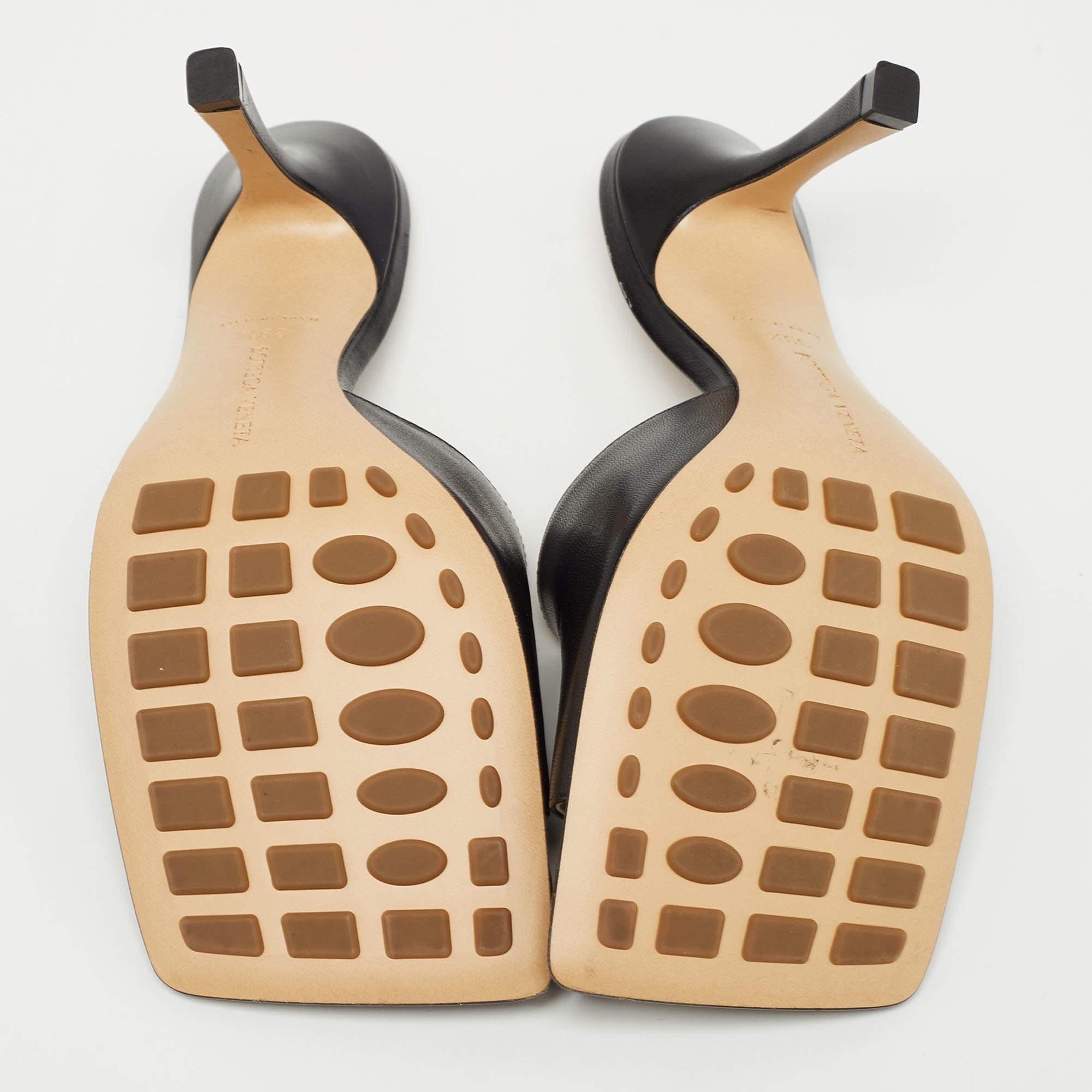 Bottega Veneta Schwarze Stretch Slide Sandalen aus Leder Größe 39,5 im Angebot 2