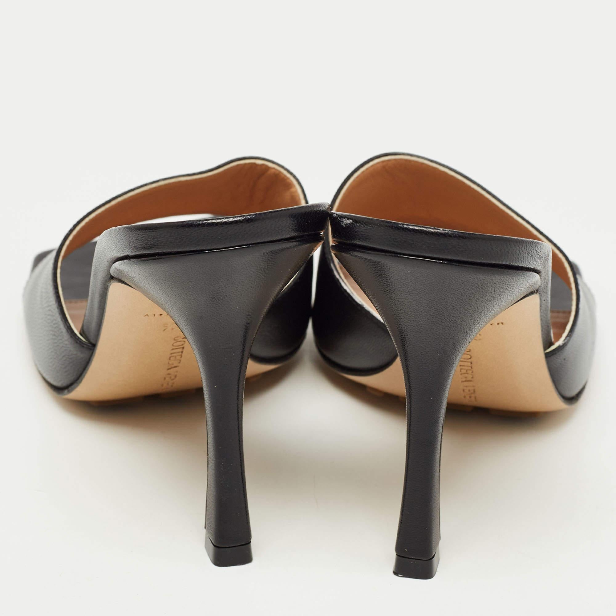 Bottega Veneta Schwarze Stretch Slide Sandalen aus Leder Größe 39,5 im Angebot 3