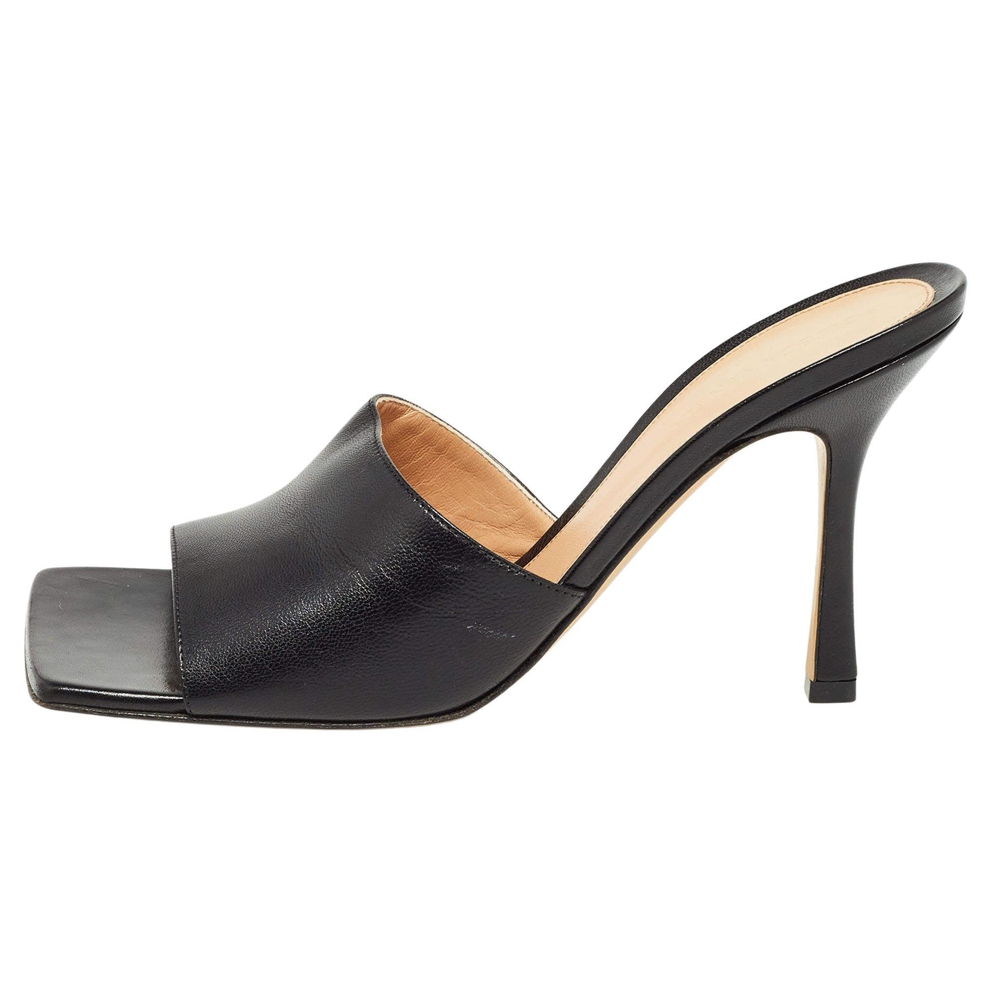 Bottega Veneta Schwarze Stretch Slide Sandalen aus Leder Größe 39,5 im Angebot