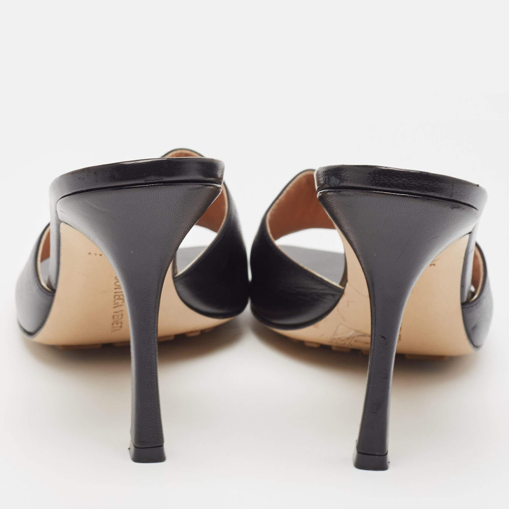 Bottega Veneta Black Leather Stretch Slide Sandals Size 41 In Good Condition For Sale In Dubai, Al Qouz 2