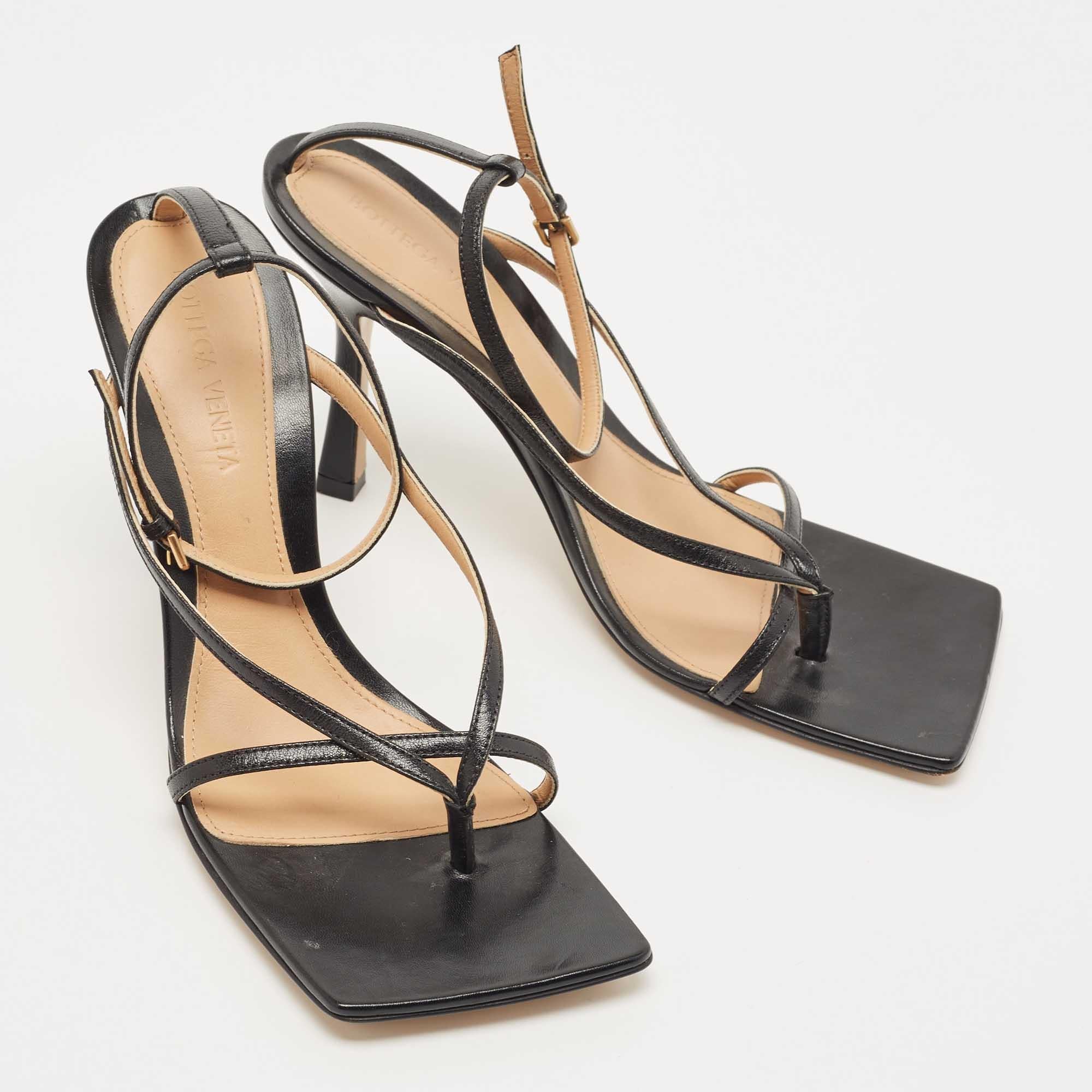 Bottega Veneta Black Leather Stretch Square Ankle Strap Sandals In Good Condition In Dubai, Al Qouz 2
