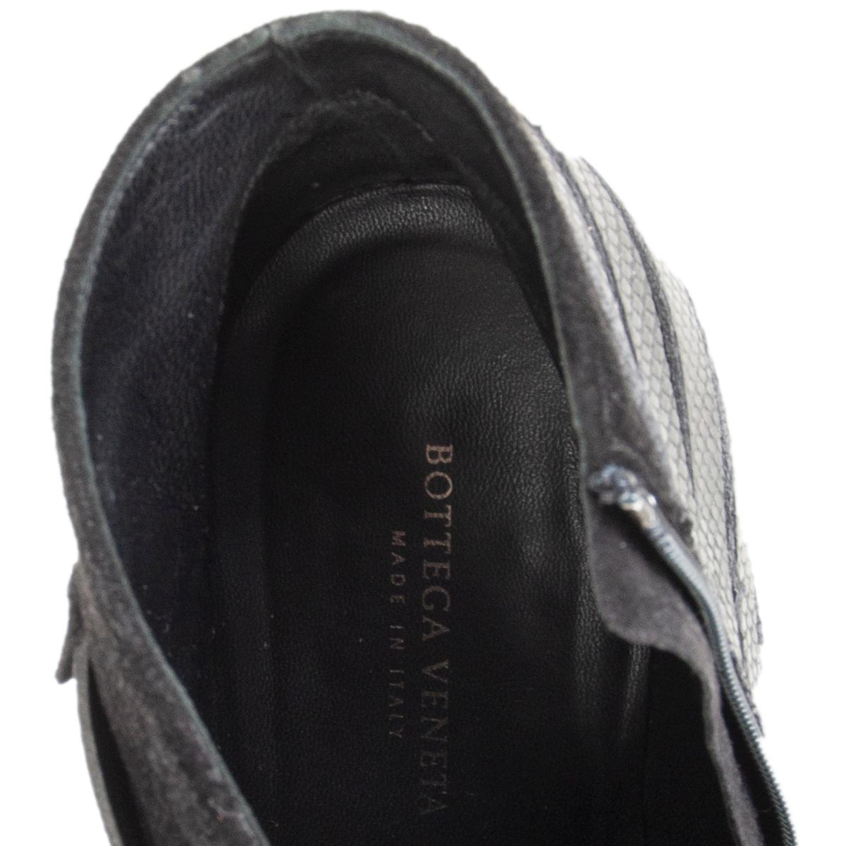 BOTTEGA VENETA black leather & suede FAUX LIZARD Ankle Boots Shoes 38.5 In Excellent Condition In Zürich, CH