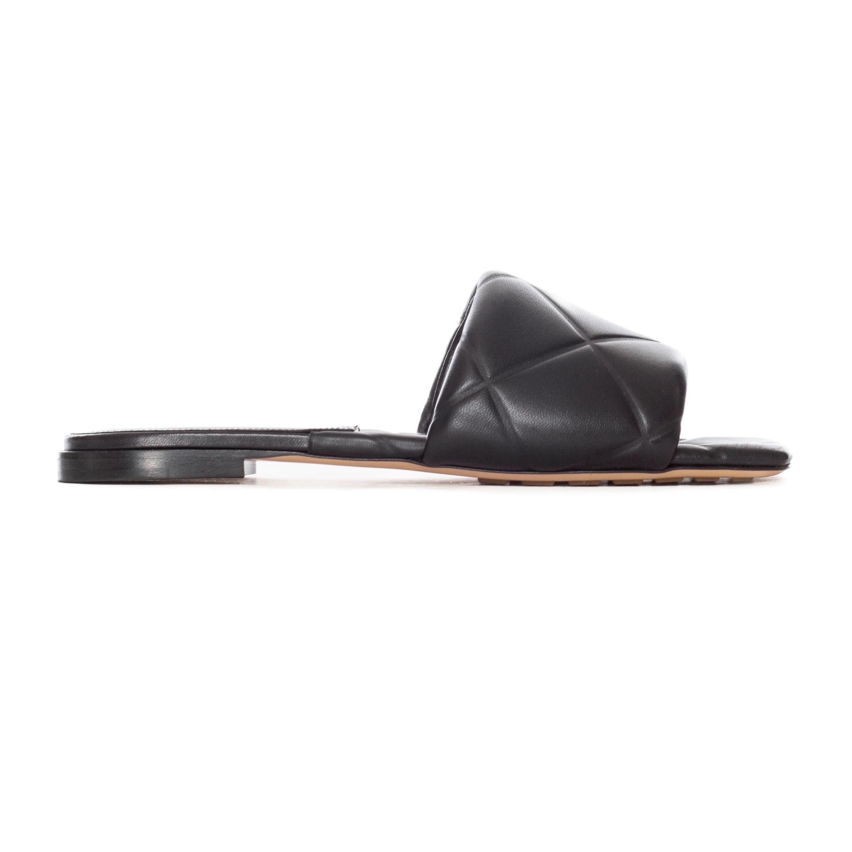 Bottega Veneta Black Leather The Rubber Lido Flat Sandals 39.5 

Black
Extended open square toe
Thermo sealed quilting
Wide padded strap
Flat (tiny block heel)
Logo embossed insole
Rubber-injected leather outsole
Made in Italy
Lambskin leather
Great