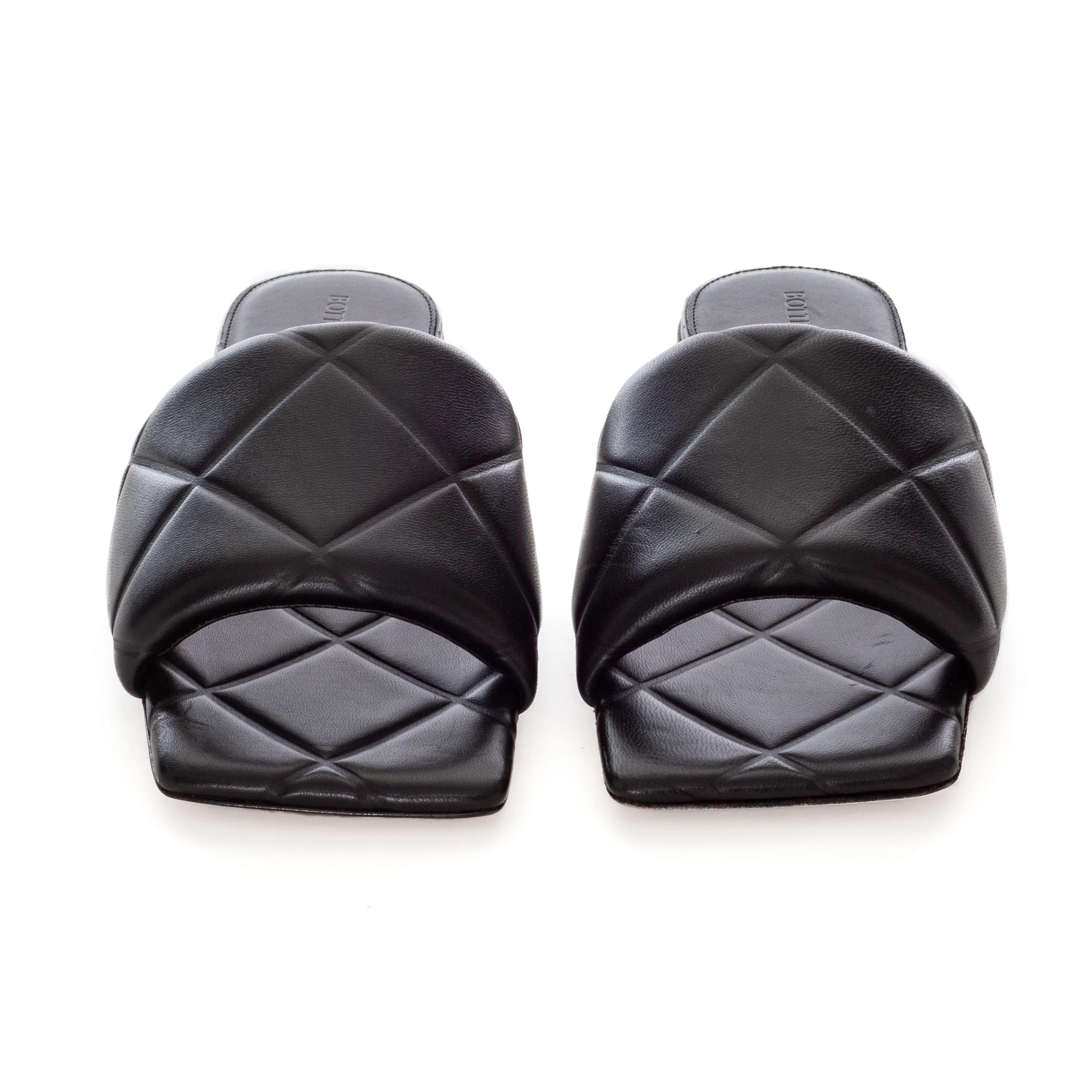 Bottega Veneta Black Leather The Rubber Lido Flat Sandals 39.5  In Good Condition For Sale In Los Angeles, CA