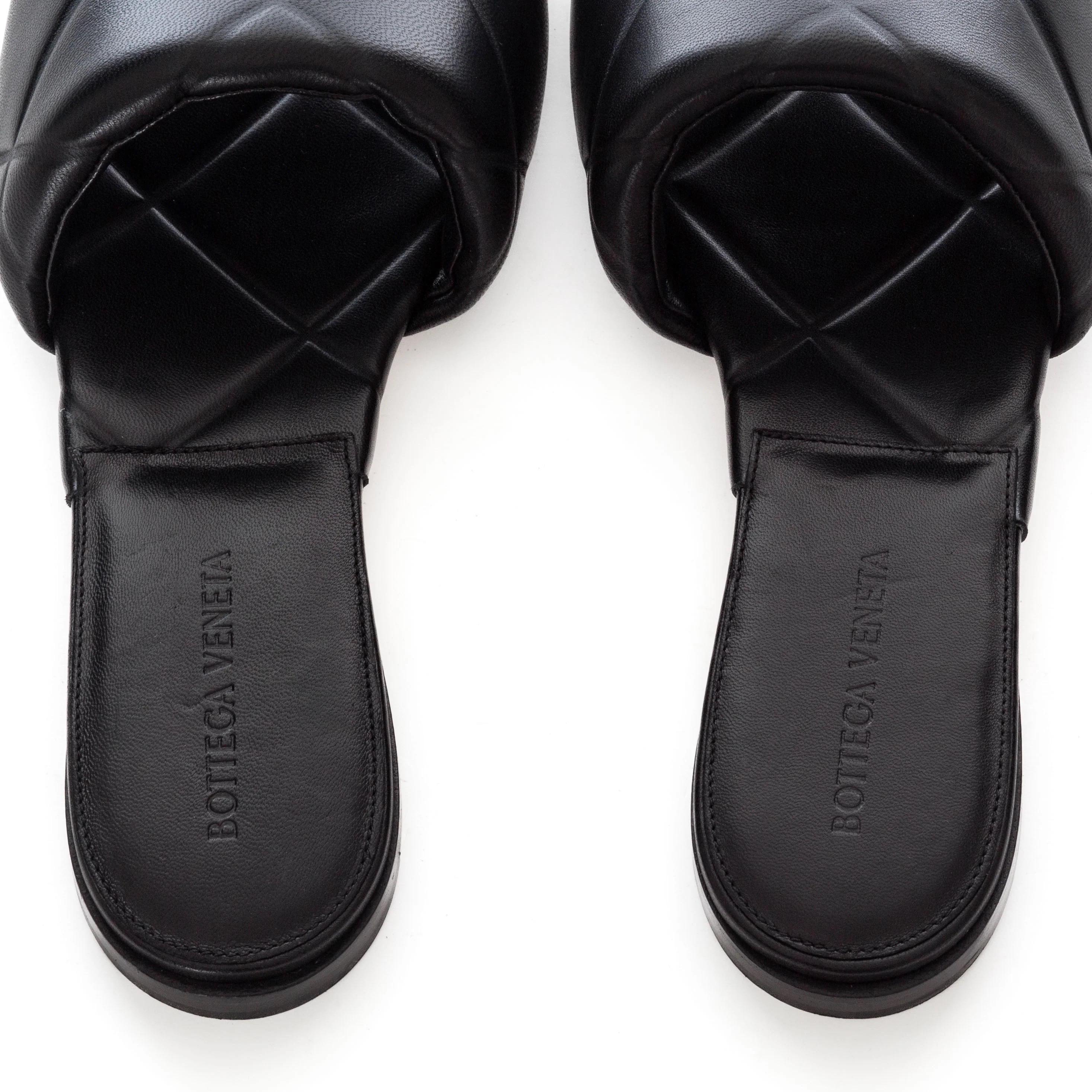 Bottega Veneta Black Leather The Rubber Lido Flat Sandals 39.5  For Sale 3
