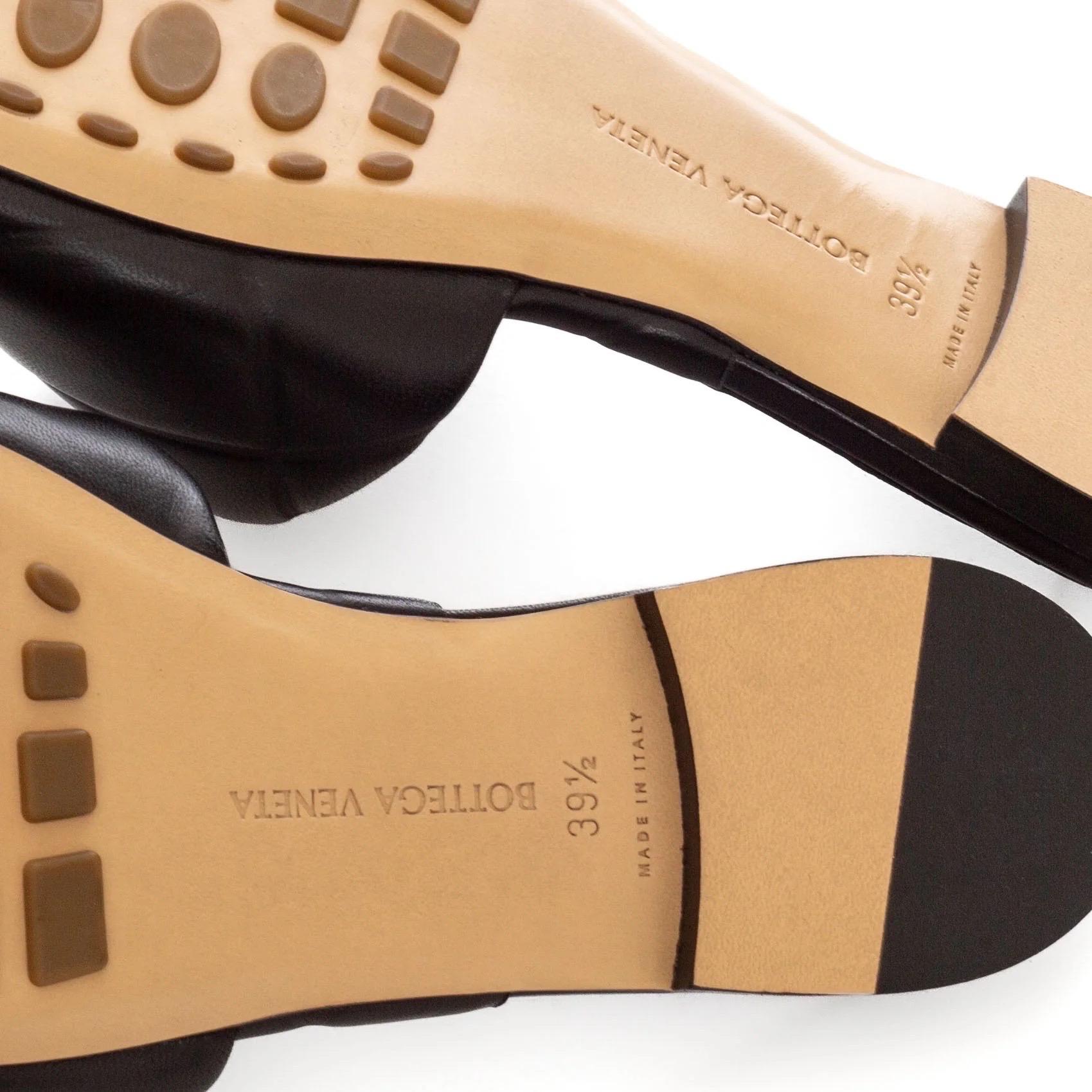 Bottega Veneta Black Leather The Rubber Lido Flat Sandals 39.5  For Sale 4