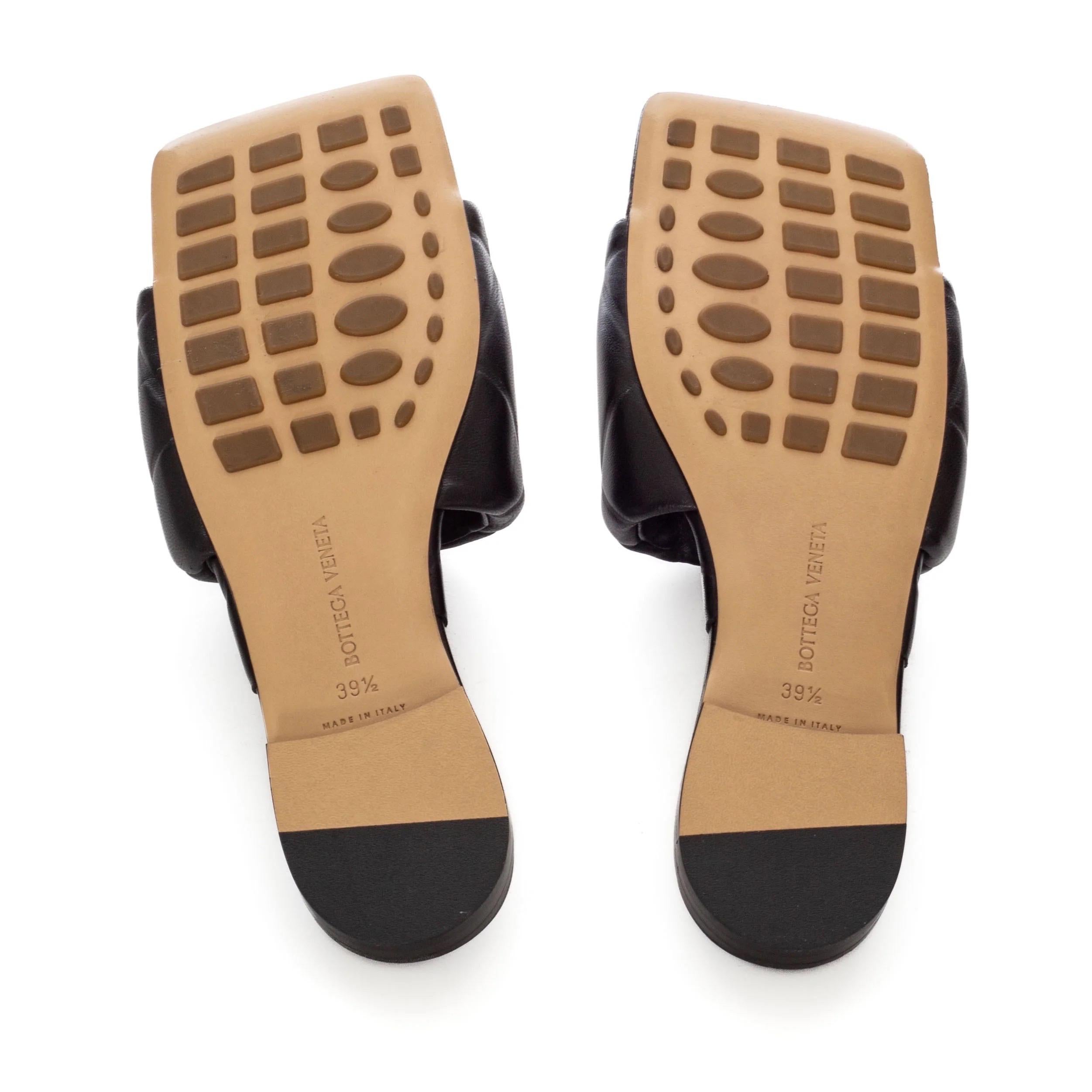Bottega Veneta Black Leather The Rubber Lido Flat Sandals 39.5  For Sale 5