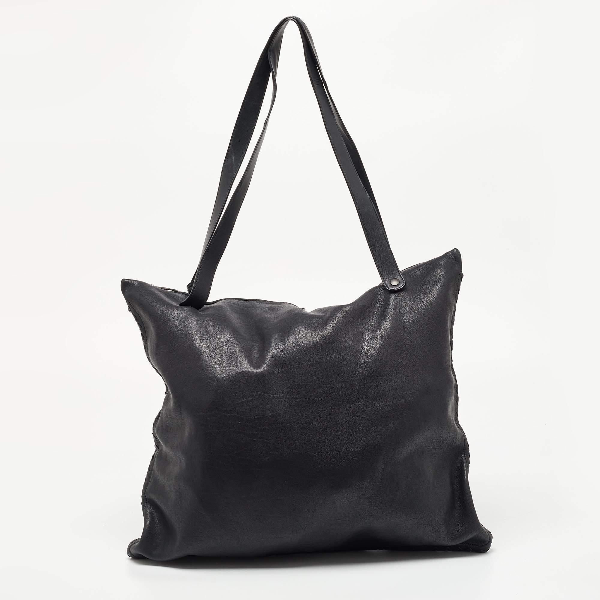 This alluring tote bag for women has been designed to assist you on any day. Convenient to carry and fashionably designed, the tote is cut with skill and sewn into a great shape. It is well-equipped to be a reliable accessory.

Includes: Key
