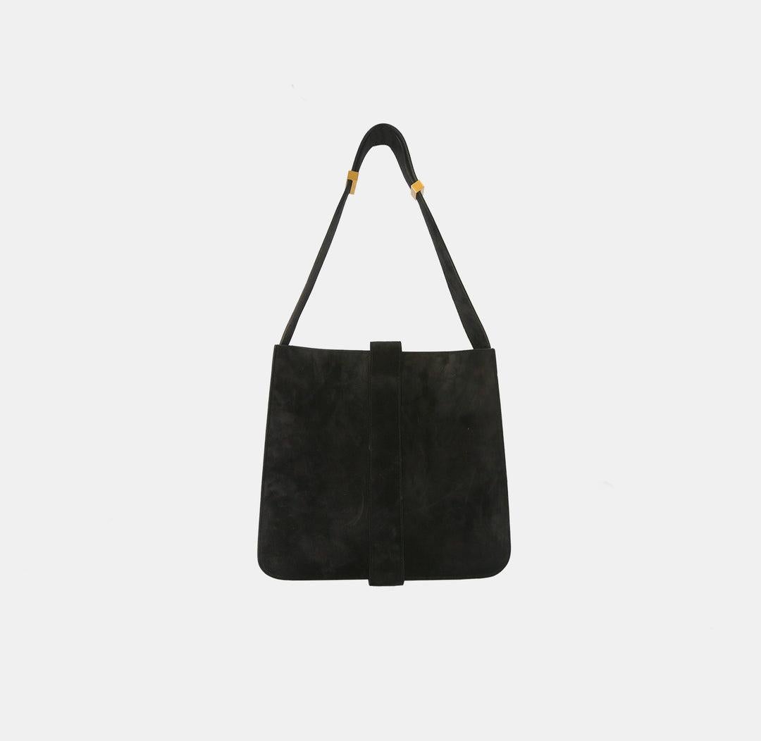 Descubre el epítome del lujo discreto con el Bolso de hombro de piel de ante Marie Negro de Bottega Veneta, una pieza que combina la reconocida artesanía italiana de la marca con un diseño elegante y contemporáneo.

Este exquisito bolso bandolera