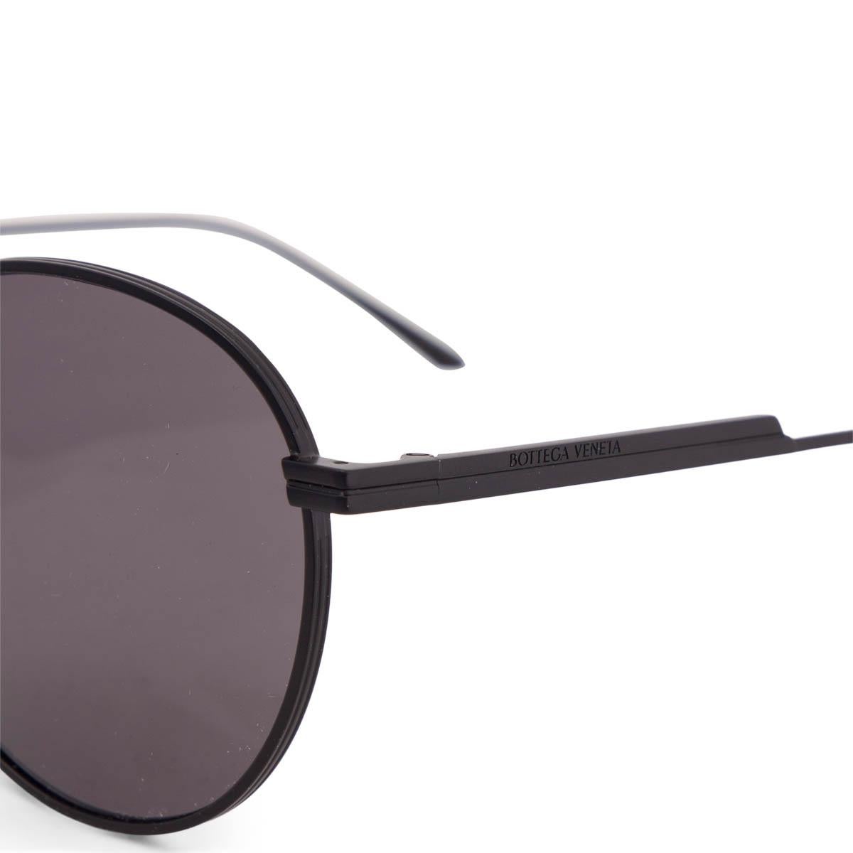 100% authentic Bottega Veneta BV1042SA round shaped sunglasses in black metal with soft gradient grey lenses. The frame is made of satin-finished metal with a black finished. Have been worn and are in excellent condition. Without a case.