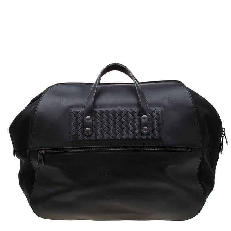 This duffle bag from Bottega Veneta duly accomplishes all your requirements with its stylish look and usefulness. Crafted from leather and nylon, the bag has a front zip detailing. With two top handles and a detachable shoulder strap, the bag is