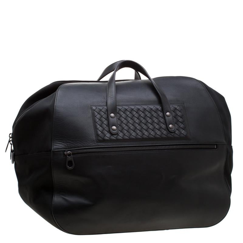 Bottega Veneta Black Nylon and Leather Duffle Bag In Good Condition In Dubai, Al Qouz 2