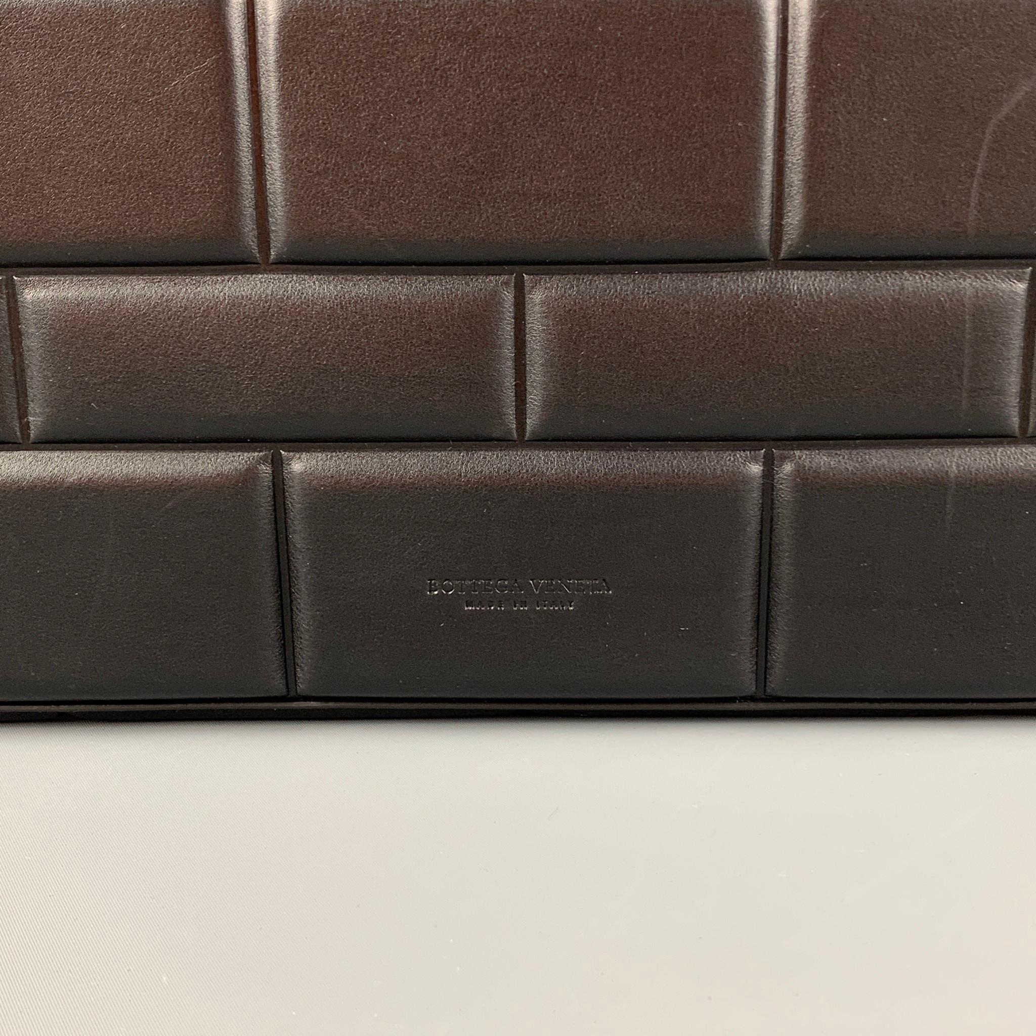 BOTTEGA VENETA laptop case comes in a black padded leather, inner slots, and a zipper closure. Made in Italy. Includes tags.

Very Good Pre-Owned Condition. Light wear. As-is.
Marked: BD8319345D

Measurements:

Length: 14 in.
Width: 1 in.
Height: