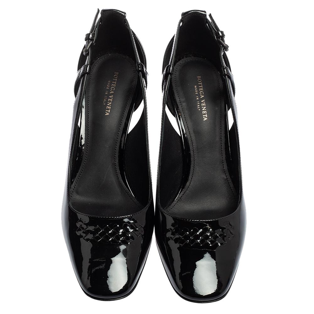 Style these pumps from the House of Bottega Veneta with your outfit and appear highly appealing! They are made from black patent leather on the exterior, which is accentuated by an Intrecciato detail. They are fitted with a buckled closure for
