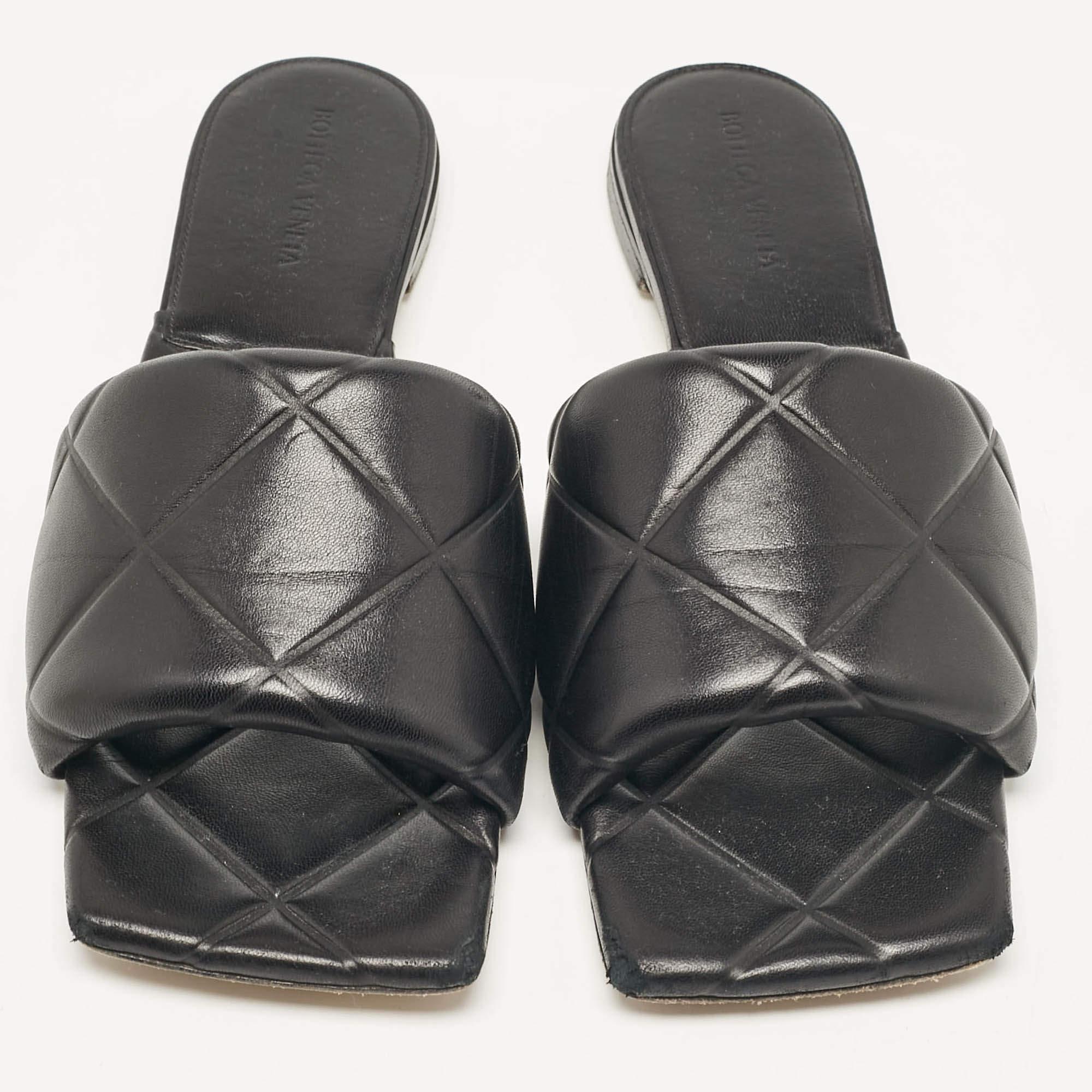 Bottega Veneta Black Quilted Leather Flat Slides Size 42 In Good Condition In Dubai, Al Qouz 2