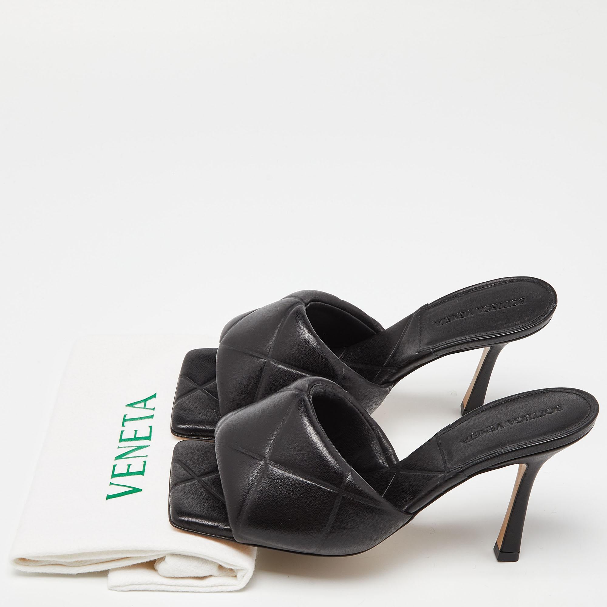 Bottega Veneta Black Quilted Leather Lido Slide Sandals Size 38 In Excellent Condition For Sale In Dubai, Al Qouz 2