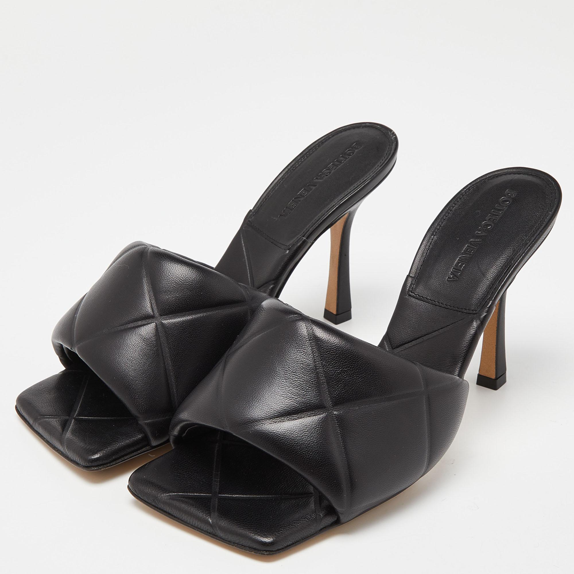 Women's Bottega Veneta Black Quilted Leather Lido Slide Sandals Size 38 For Sale