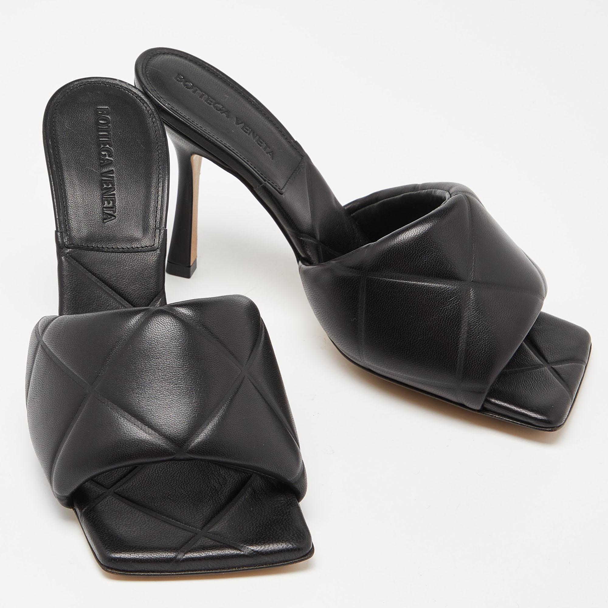 Bottega Veneta Black Quilted Leather Lido Slide Sandals Size 38 For Sale 2