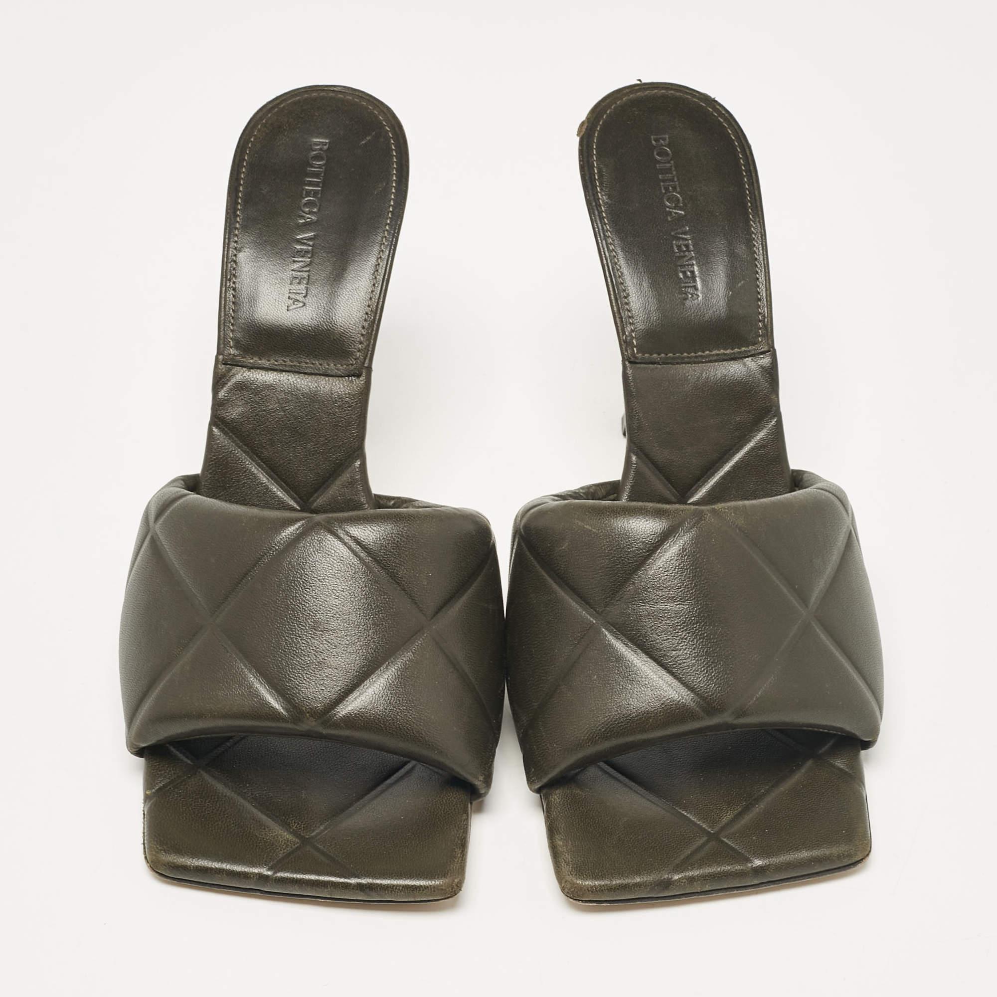 Bottega Veneta Black Quilted Leather Slide Sandals Size 40.5 In Good Condition For Sale In Dubai, Al Qouz 2
