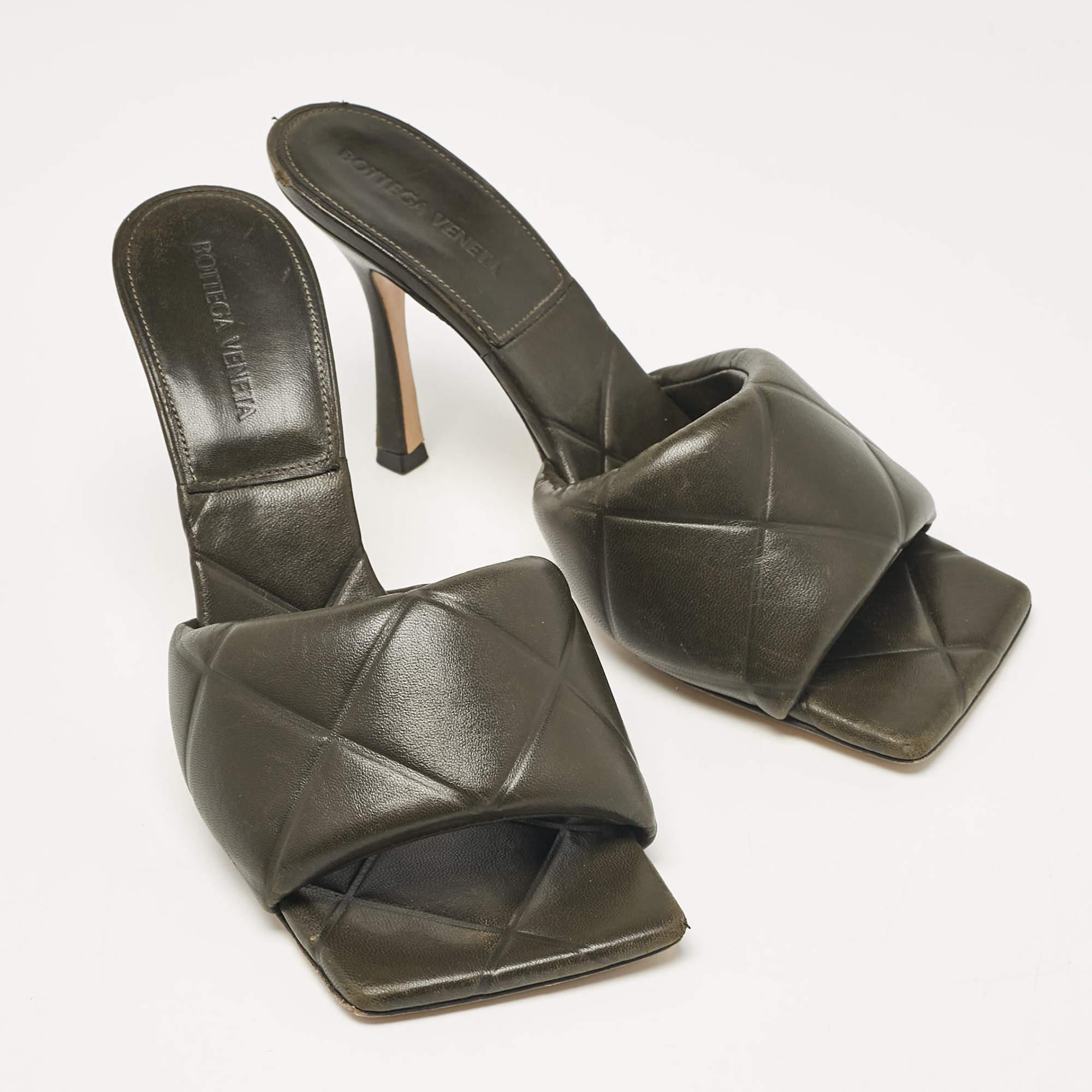 Women's Bottega Veneta Black Quilted Leather Slide Sandals Size 40.5 For Sale