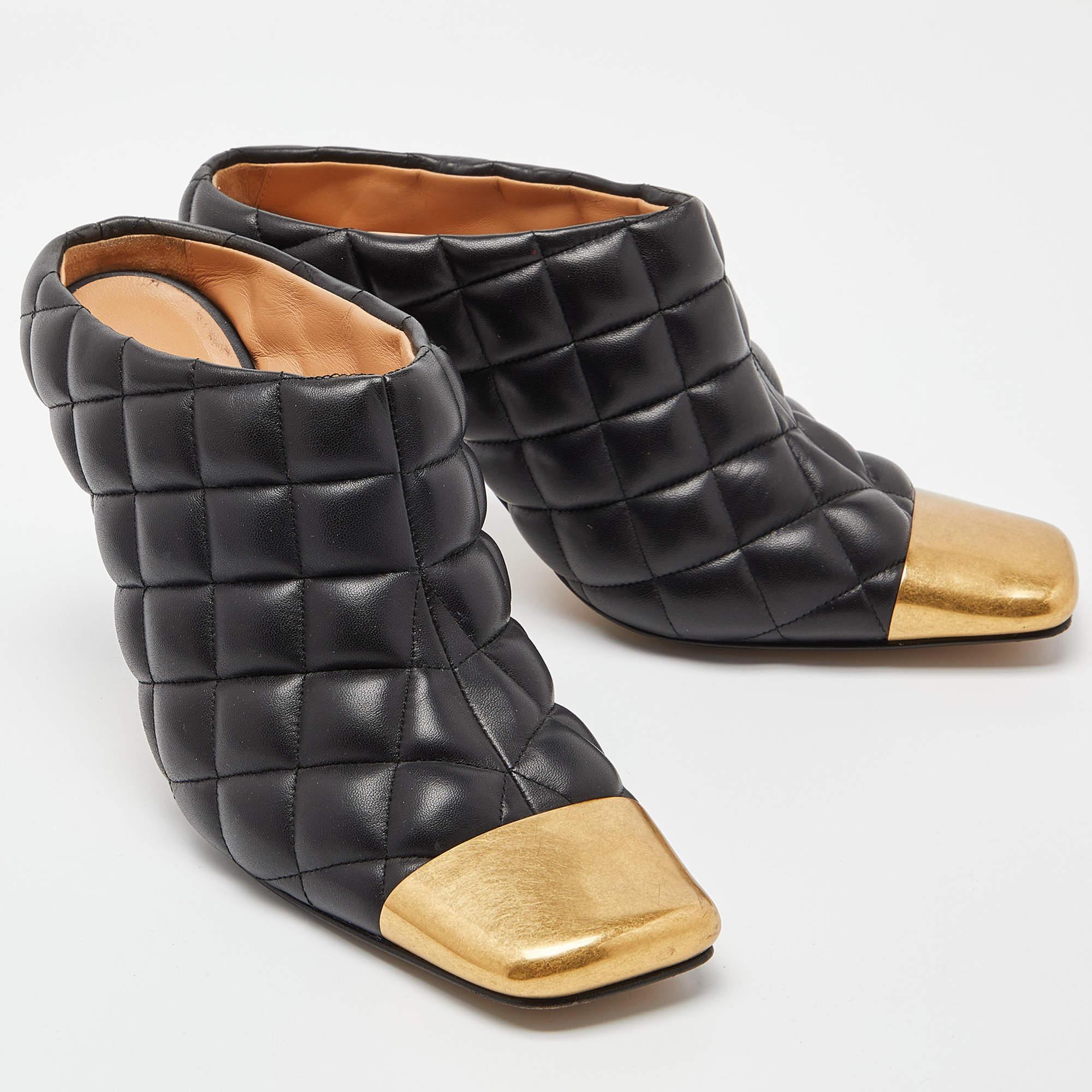 Bottega Veneta Black Quilted Padded Leather Mules Size 38 In Good Condition In Dubai, Al Qouz 2