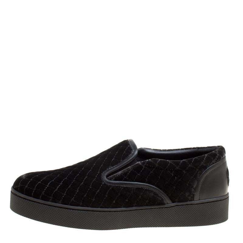 Beautifully crafted in black velvet material, these Bottega Veneta slip-on sneakers are sure to add a sleek style to your party and special looks. Featuring the iconic and instantly recognizable intrecciato quilted design all over the surface, these
