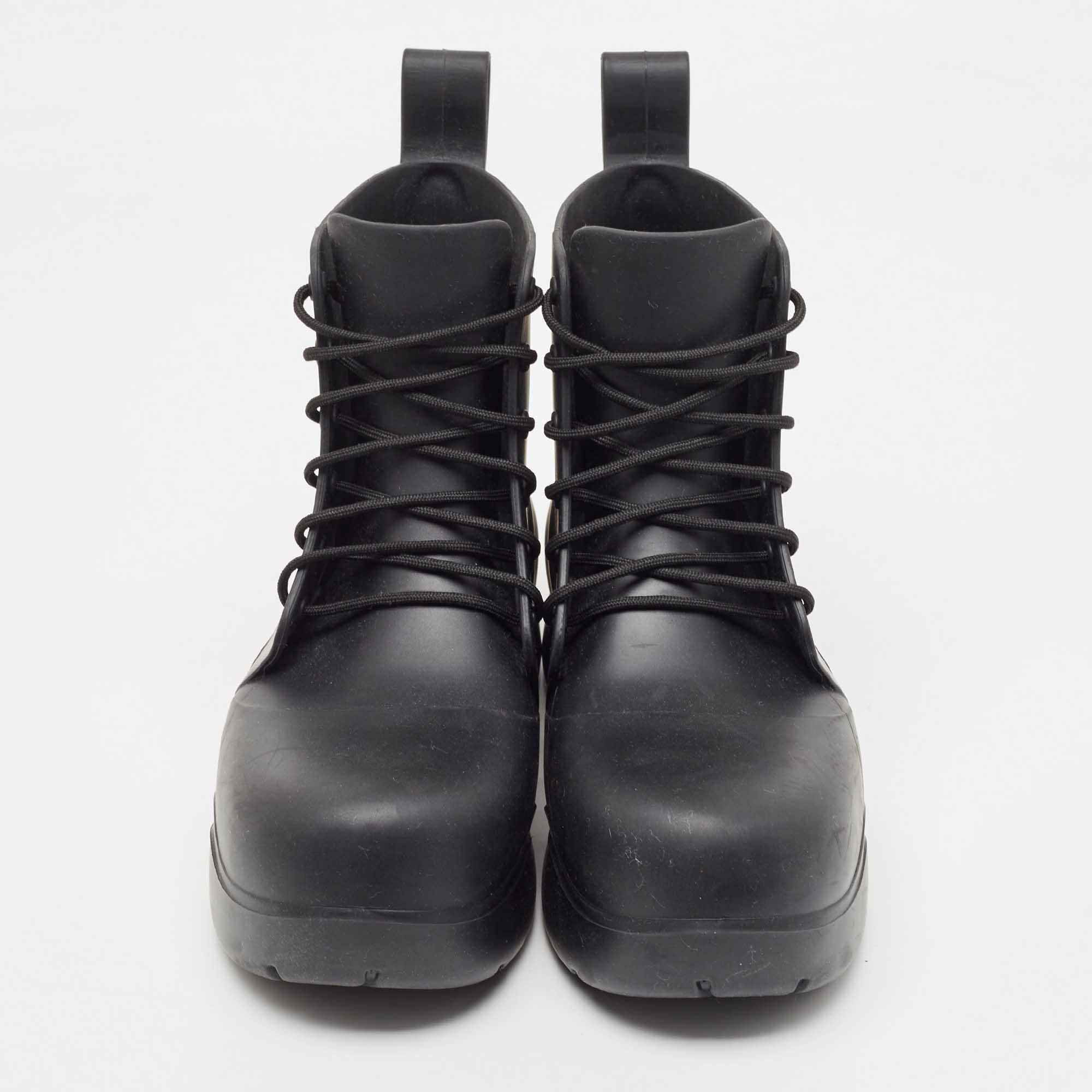 Meticulously designed into a smart silhouette, these boots are on-point with style. They come with comfortable insoles and durable outsoles to last you forever. These boots are just amazing, and you definitely need to get them right away.

