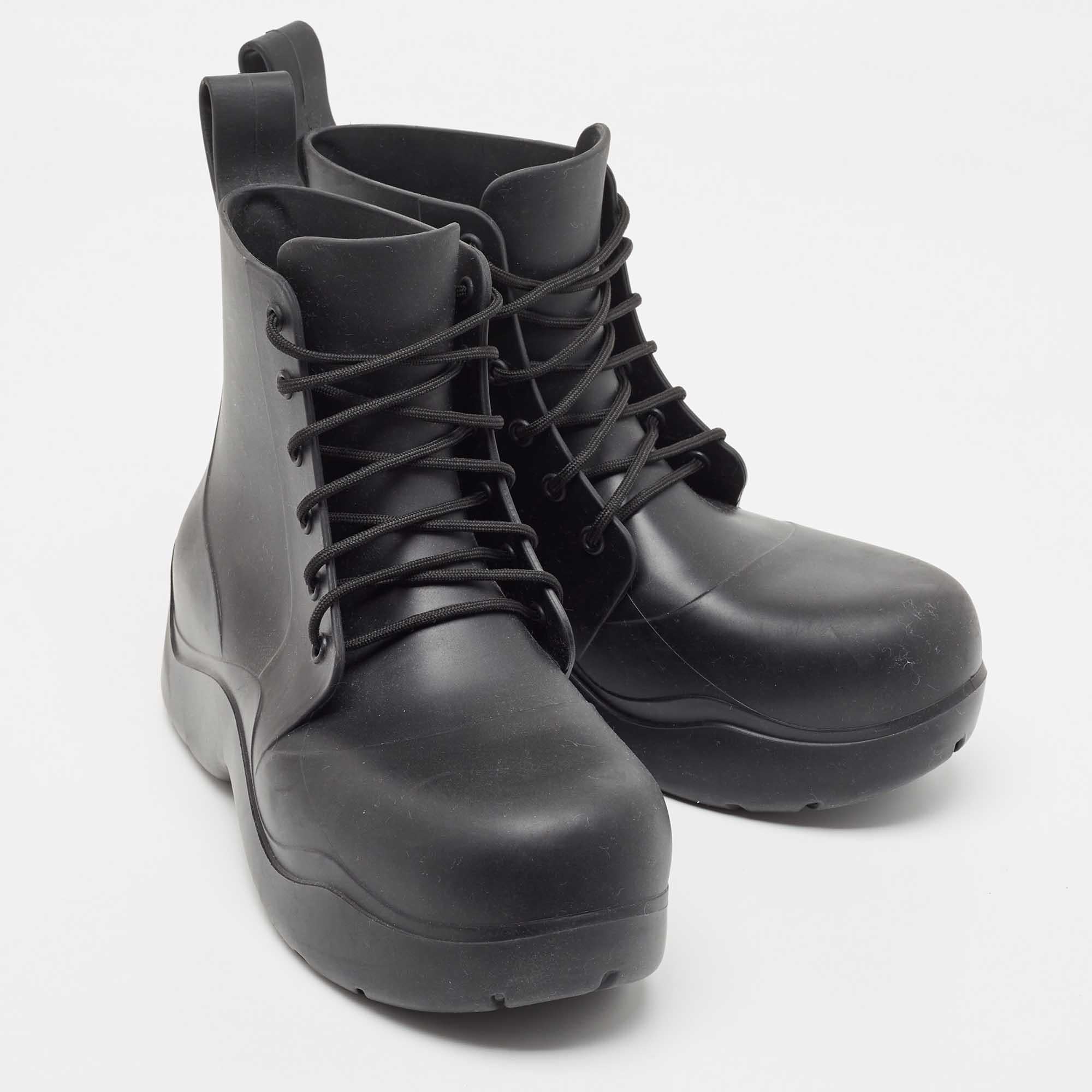 Bottega Veneta Black Rubber Lace Up Puddle Boots Size 41 In Good Condition For Sale In Dubai, Al Qouz 2