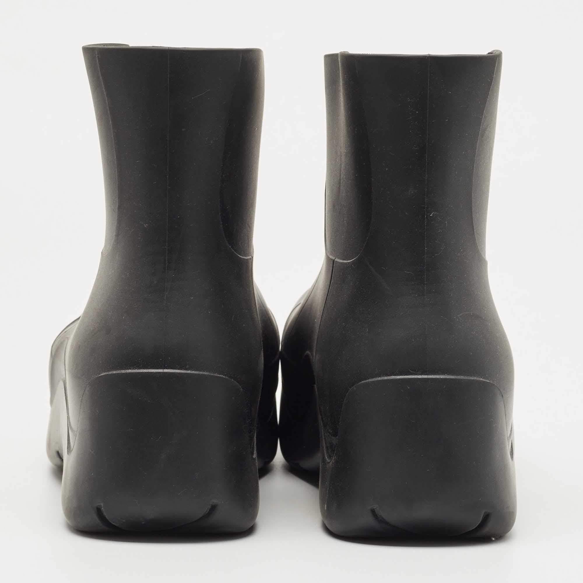Bottega Veneta Black Rubber Puddle Ankle Boot Size 42 In Good Condition For Sale In Dubai, Al Qouz 2