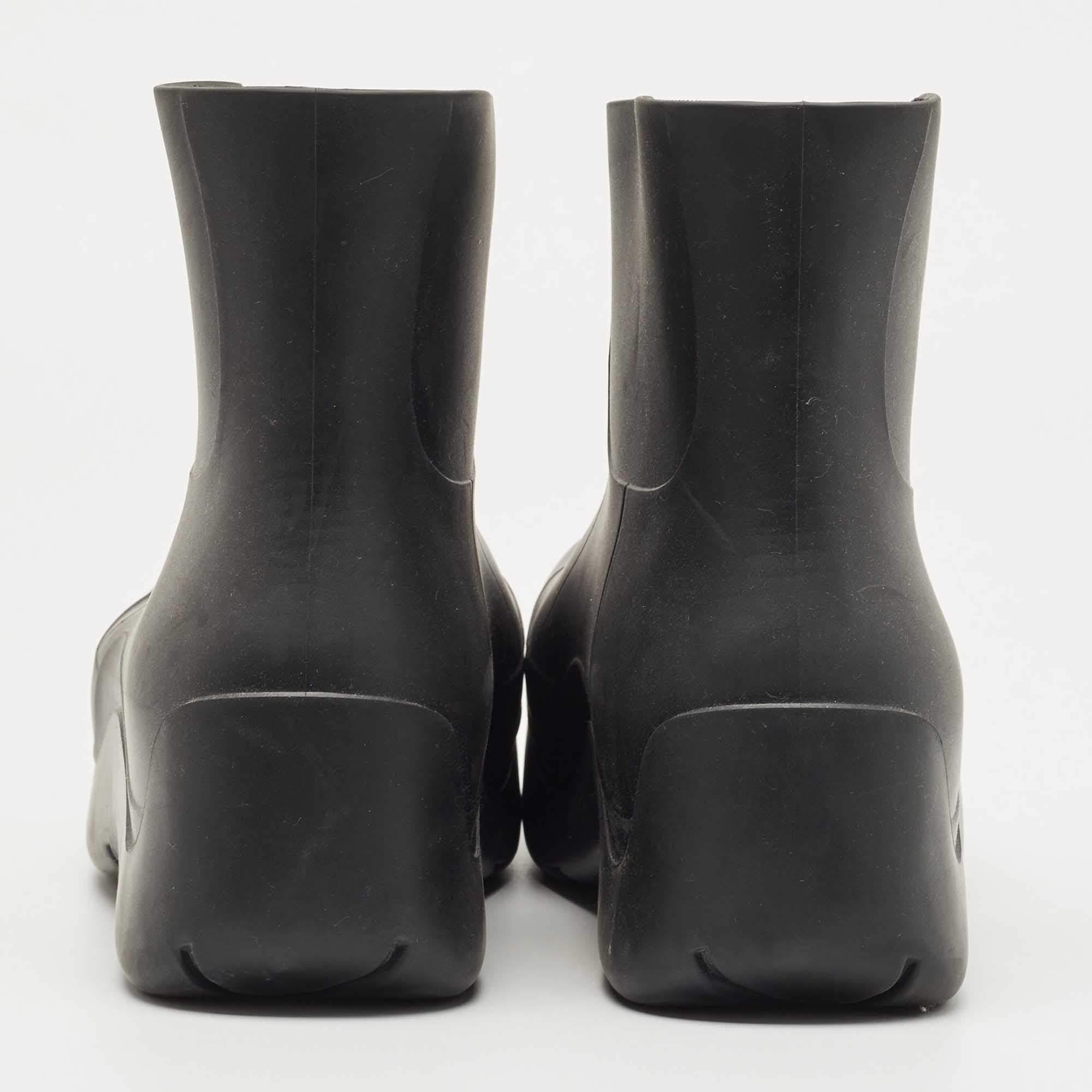 Botín Bottega Veneta Negro Caucho Charco Talla 42 en Bueno estado para la venta en Dubai, Al Qouz 2