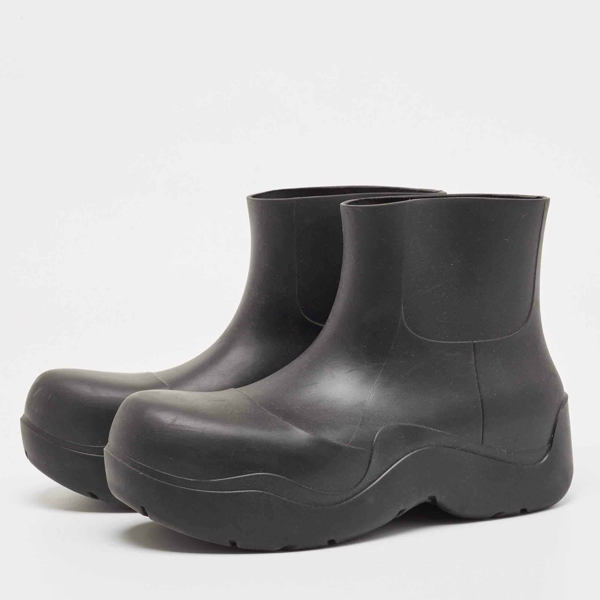 Men's Bottega Veneta Black Rubber Puddle Ankle Boot Size 42 For Sale
