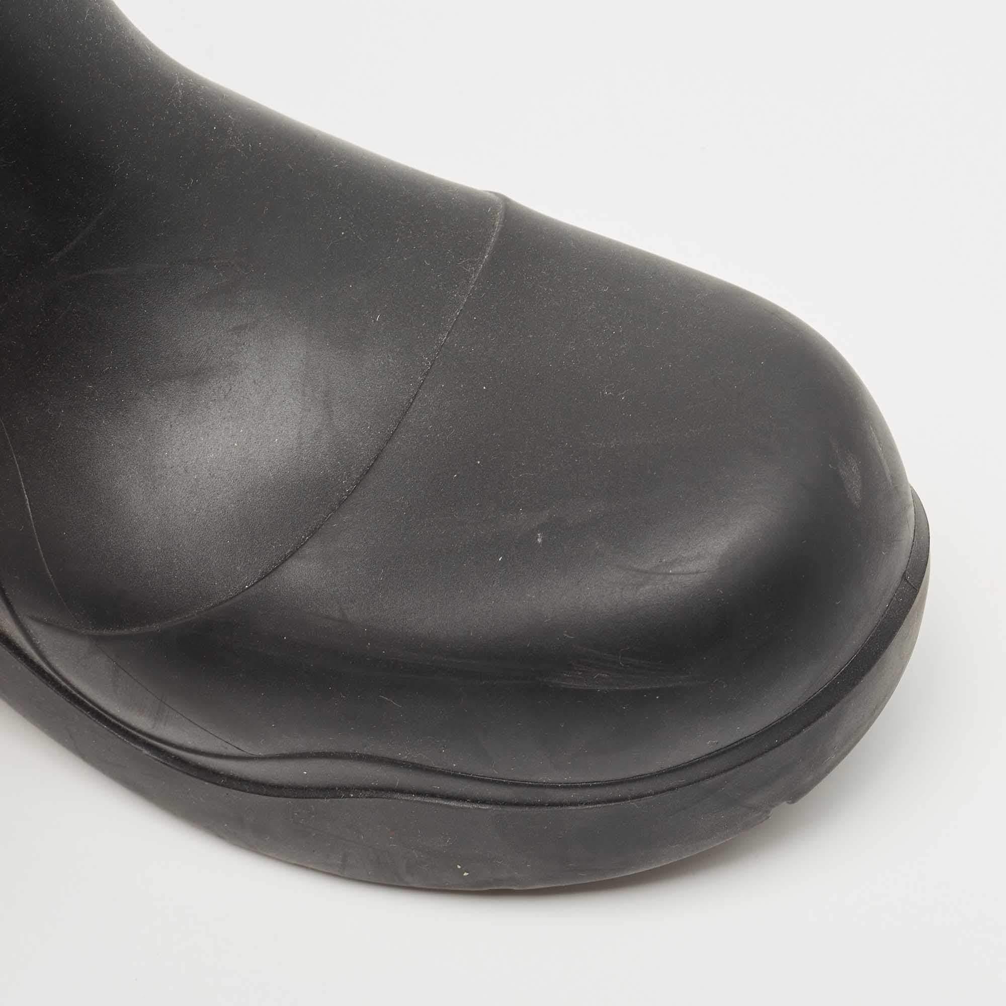 Bottega Veneta Black Rubber Puddle Ankle Boot Size 42 For Sale 2