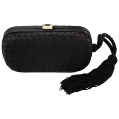 Schwarze gewebte Satin-Clutch von Bottega Veneta mit Quaste aus Satin