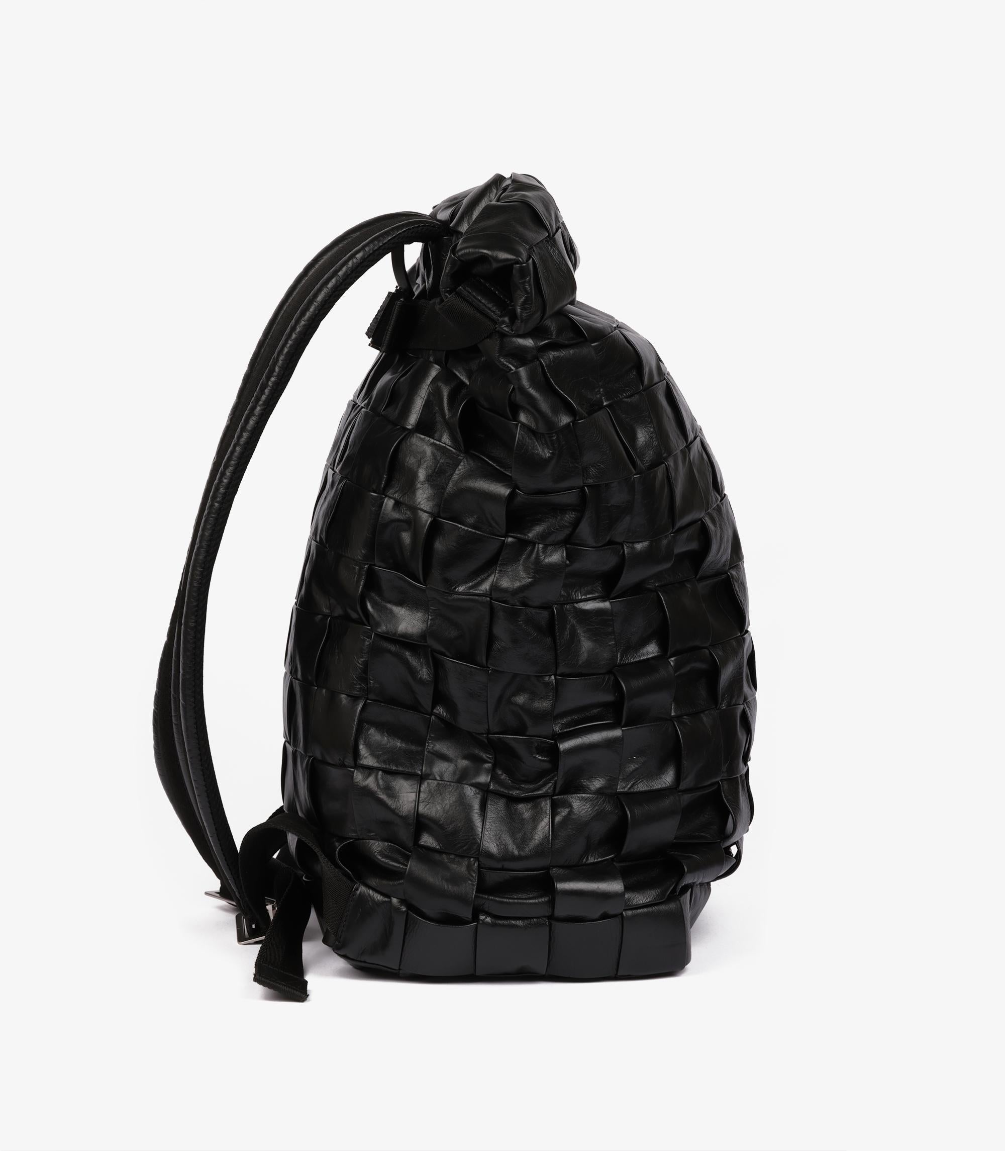 Bottega Veneta Maxi Envejecido Negro Brillante Intrecciato Piel de Becerro Tejida Roll Top en Excelente estado para la venta en Bishop's Stortford, Hertfordshire