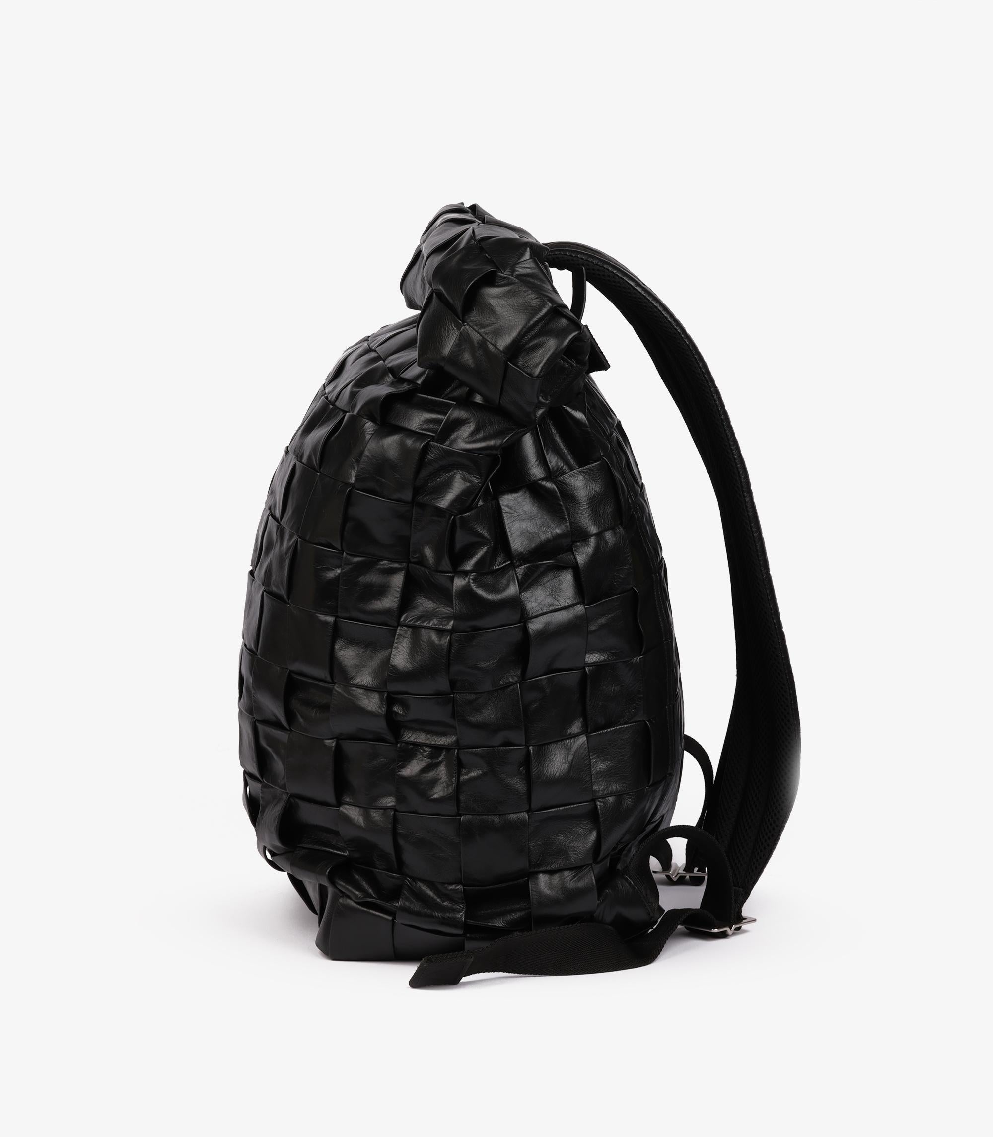 Bottega Veneta Maxi Envejecido Negro Brillante Intrecciato Piel de Becerro Tejida Roll Top en venta 1