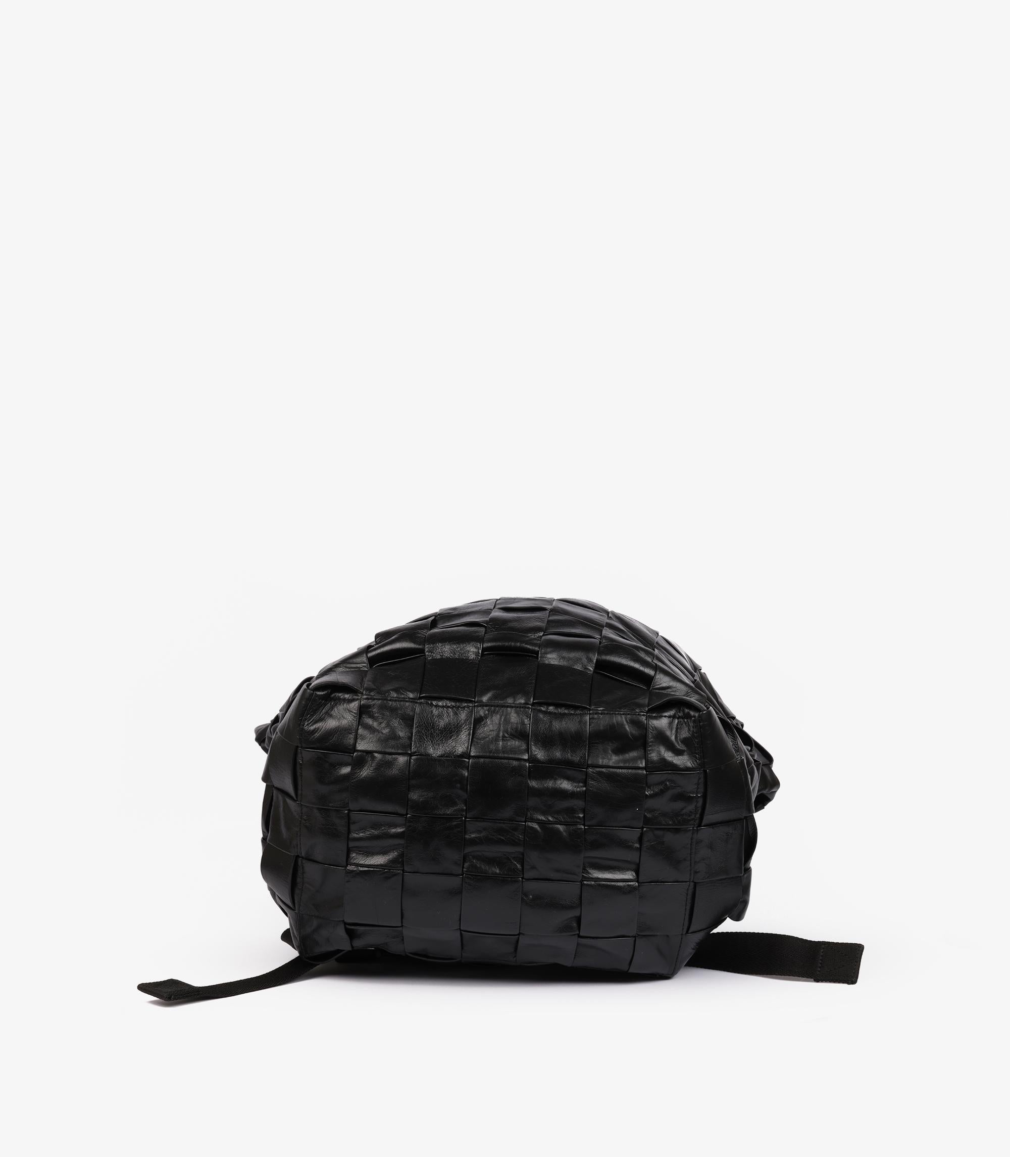 Bottega Veneta Maxi Envejecido Negro Brillante Intrecciato Piel de Becerro Tejida Roll Top en venta 2