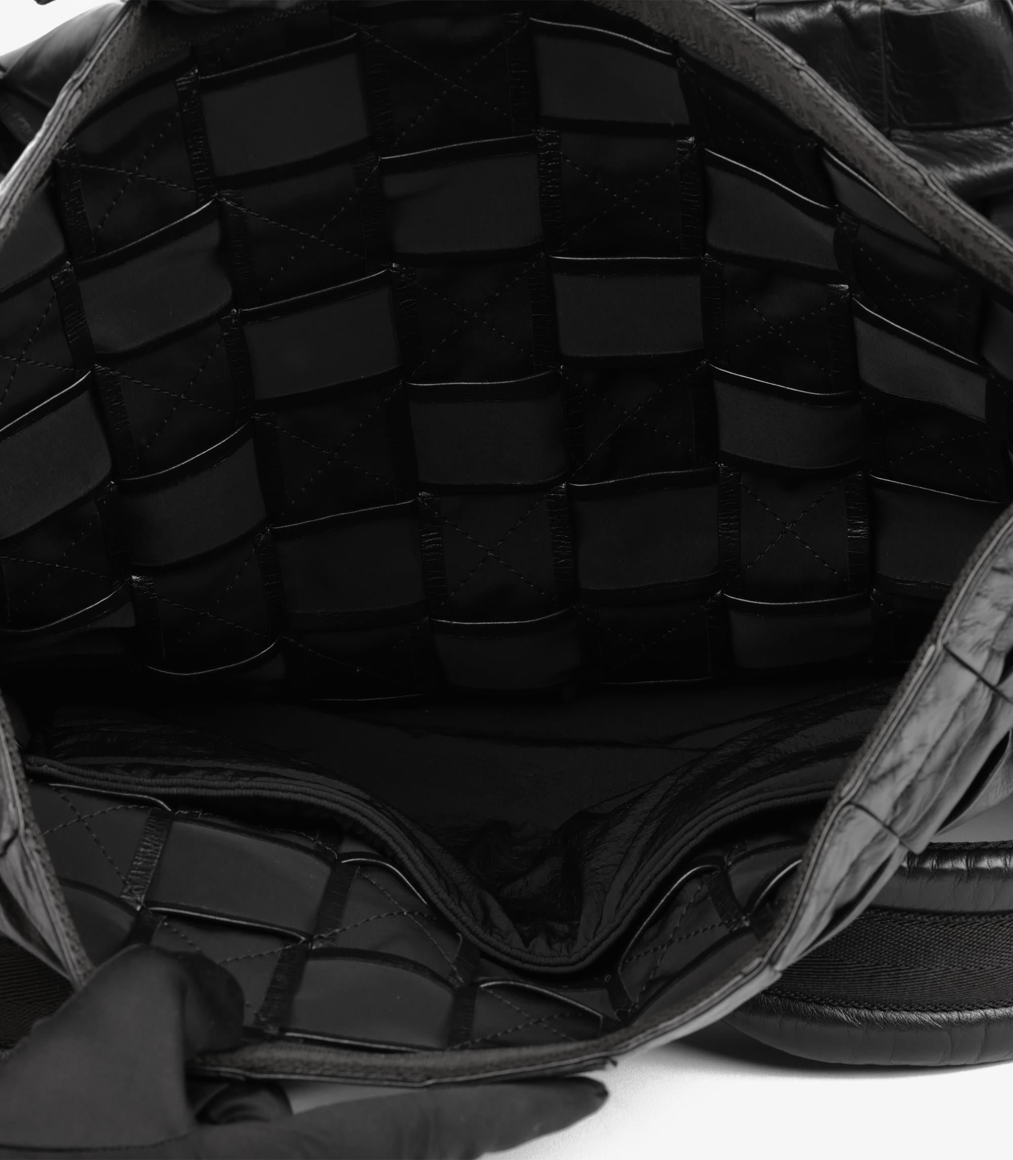 Bottega Veneta Maxi Envejecido Negro Brillante Intrecciato Piel de Becerro Tejida Roll Top en venta 3