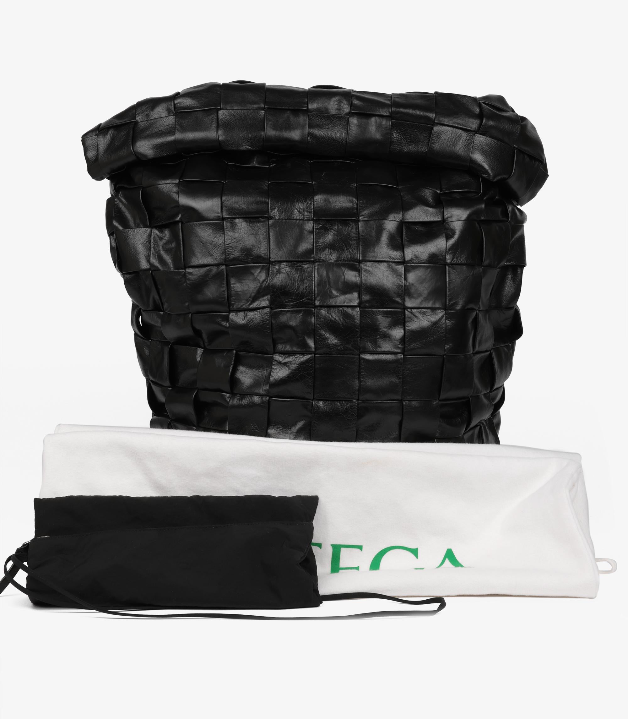 Bottega Veneta Maxi Envejecido Negro Brillante Intrecciato Piel de Becerro Tejida Roll Top en venta 4